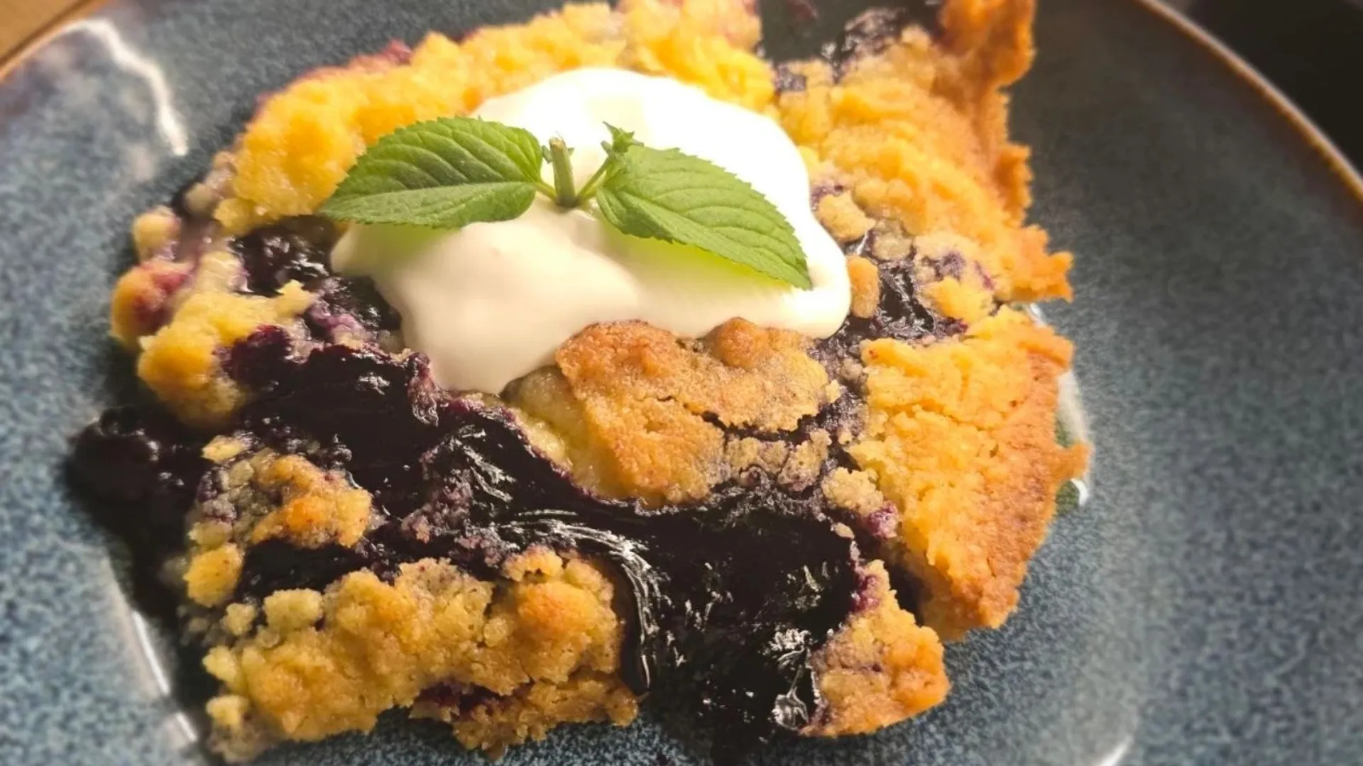Domowe jagodowe crumble – przepis na szybki i prosty deser z owoców