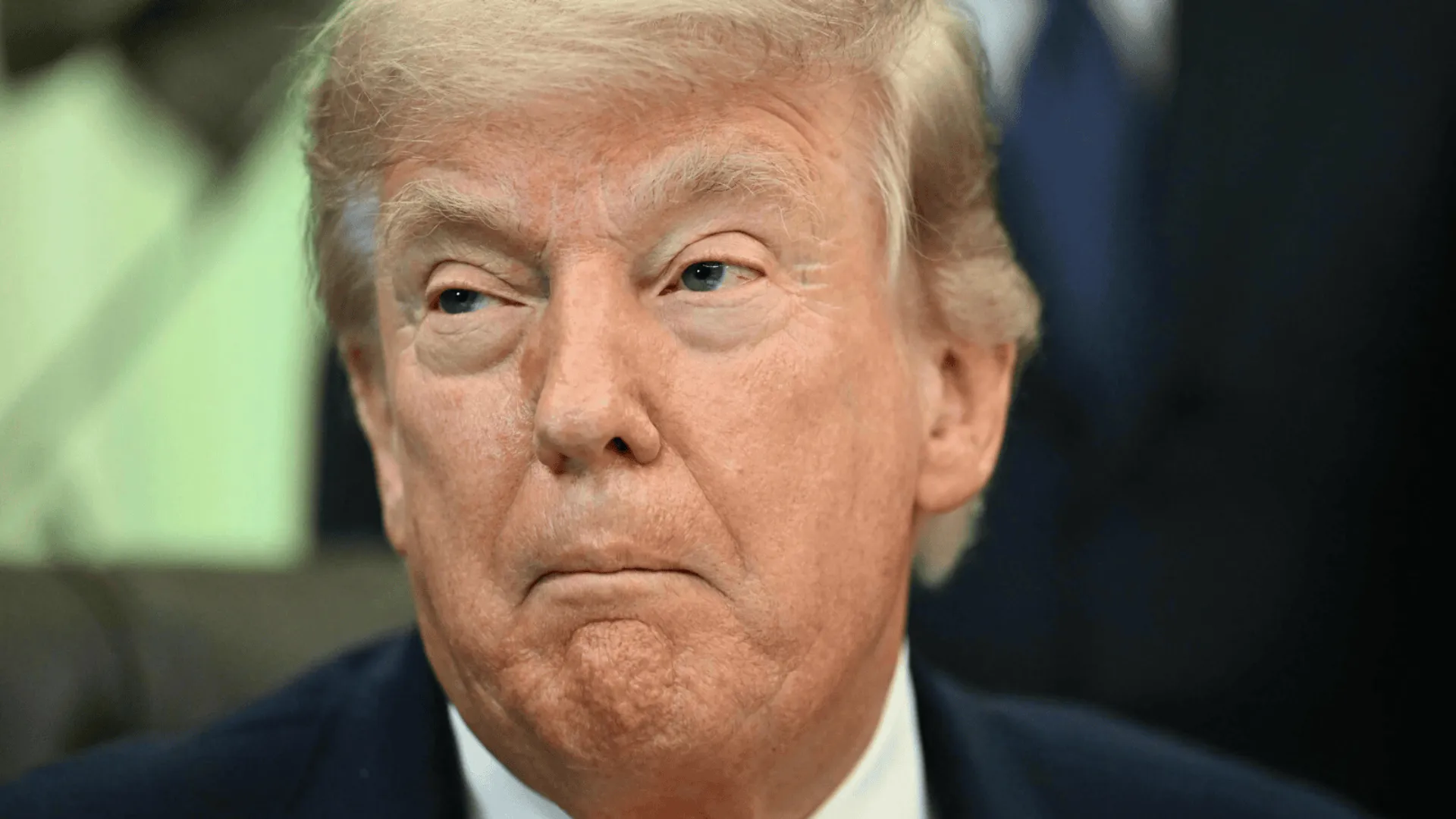 Donald Trump w garniturze