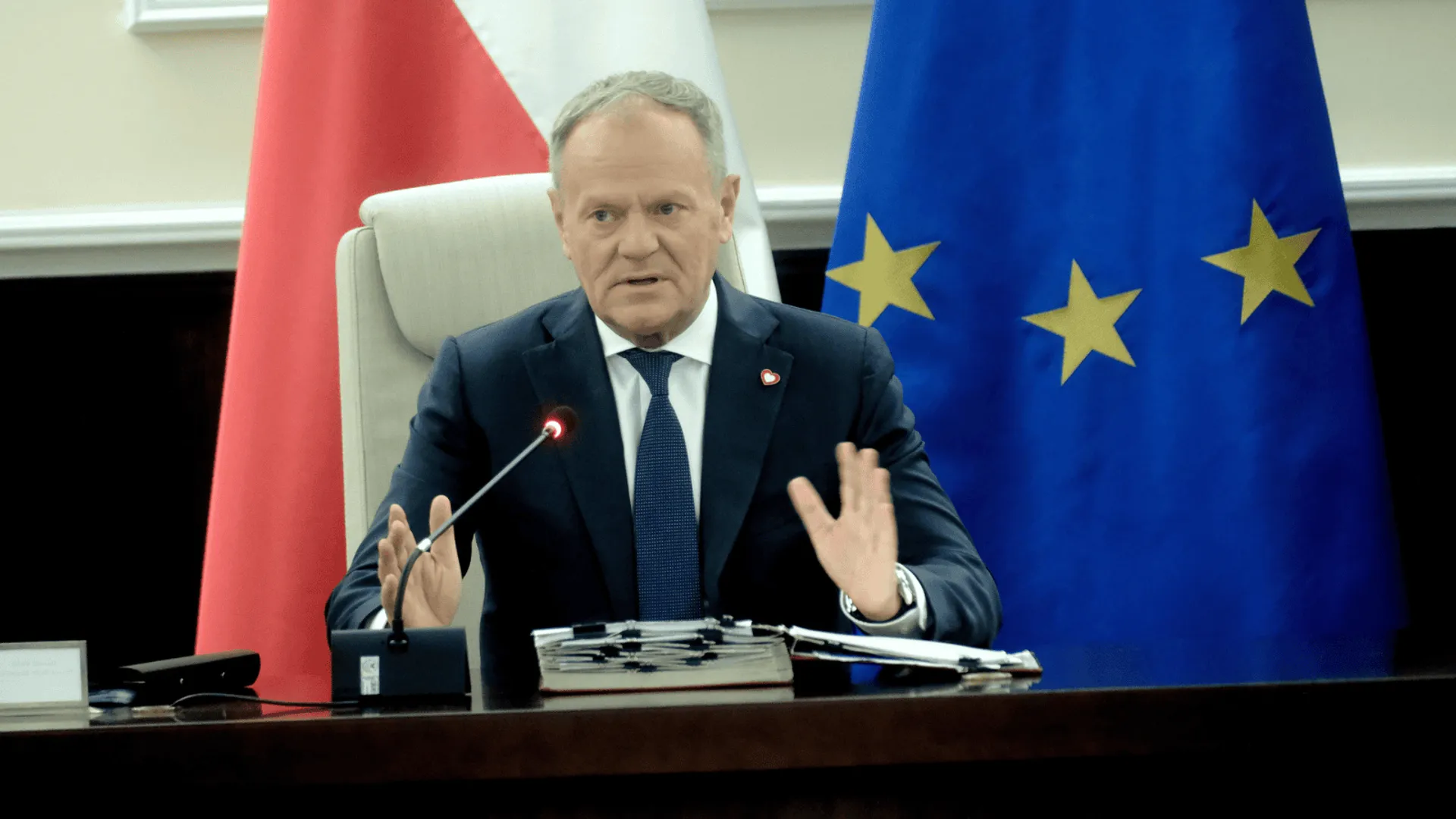 Tusk uderza prosto w PiS. Podał ironiczną receptę na konflikt  w partii