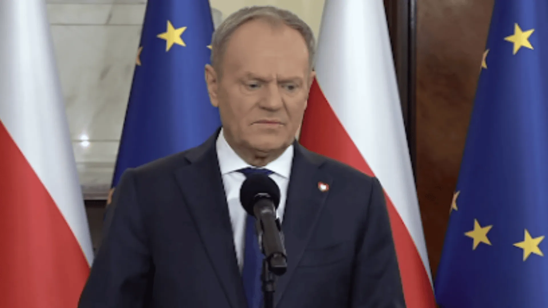 Zmieszany Tusk po pytaniu dziennikarki o Nawrockiego. Z prezydentem łączy go zaskakująco mało