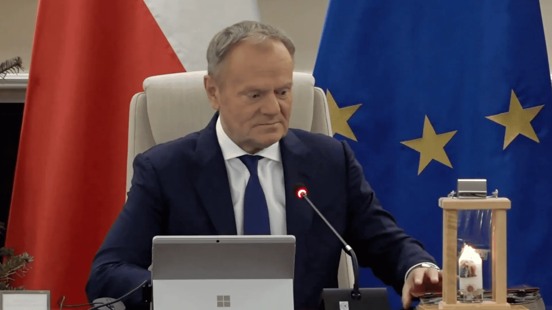 Świąteczne posiedzenie rządu: życzenia, ustawy i włączony mikrofon