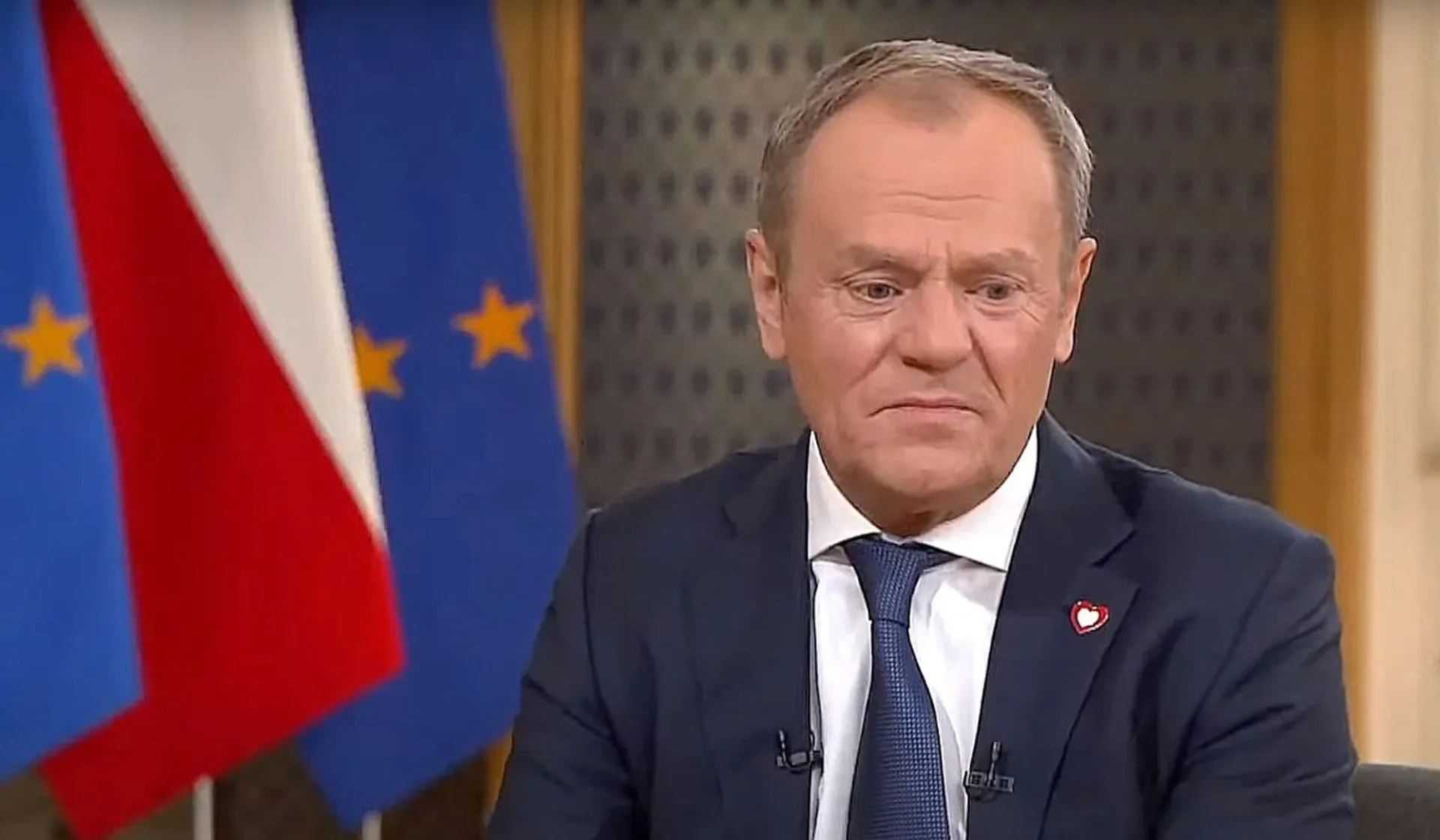 Siedzący Donald Tusk