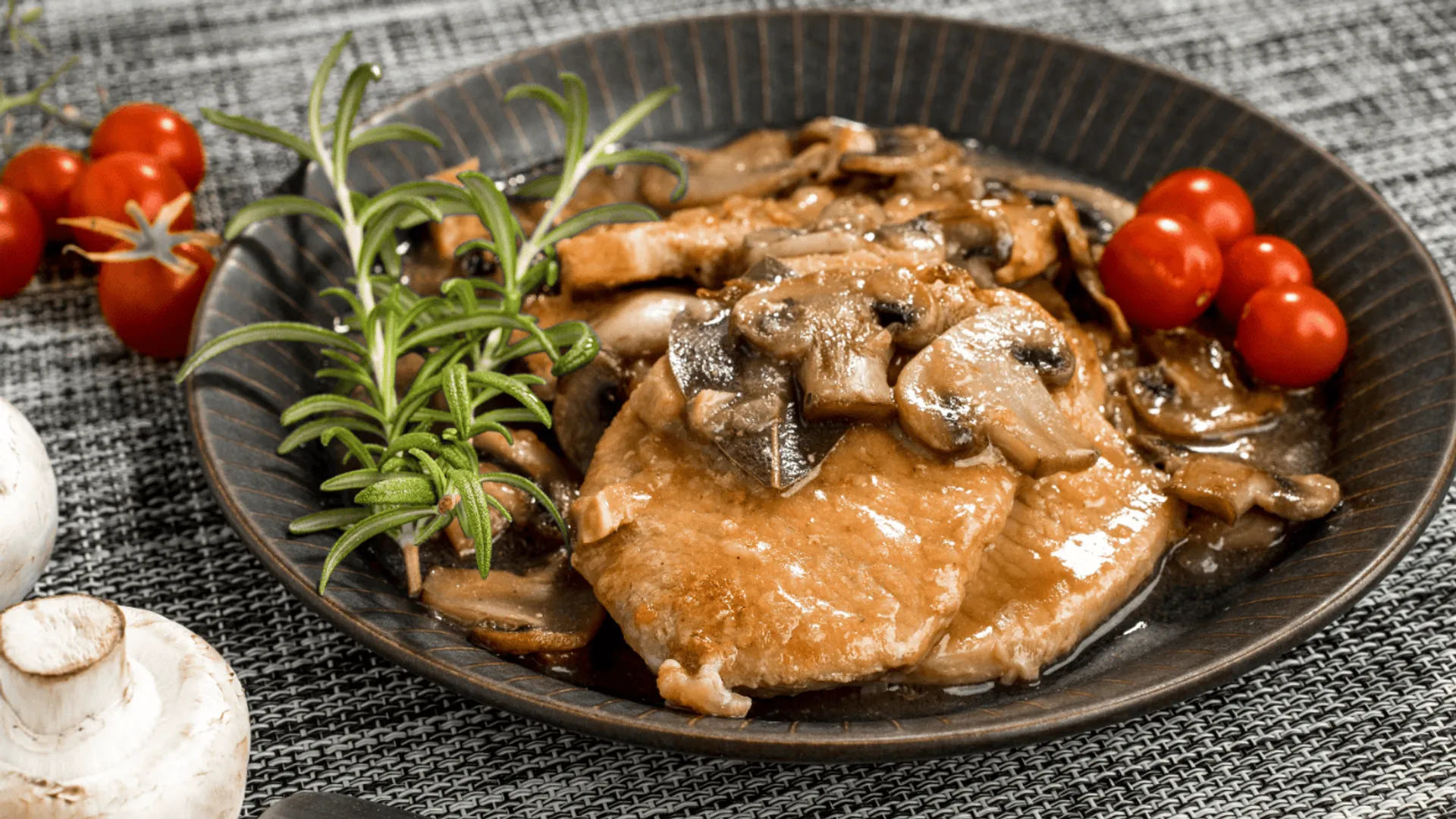 Duszona szynka z pieczarkami i cebulą - przepis krok po kroku na domowy obiad