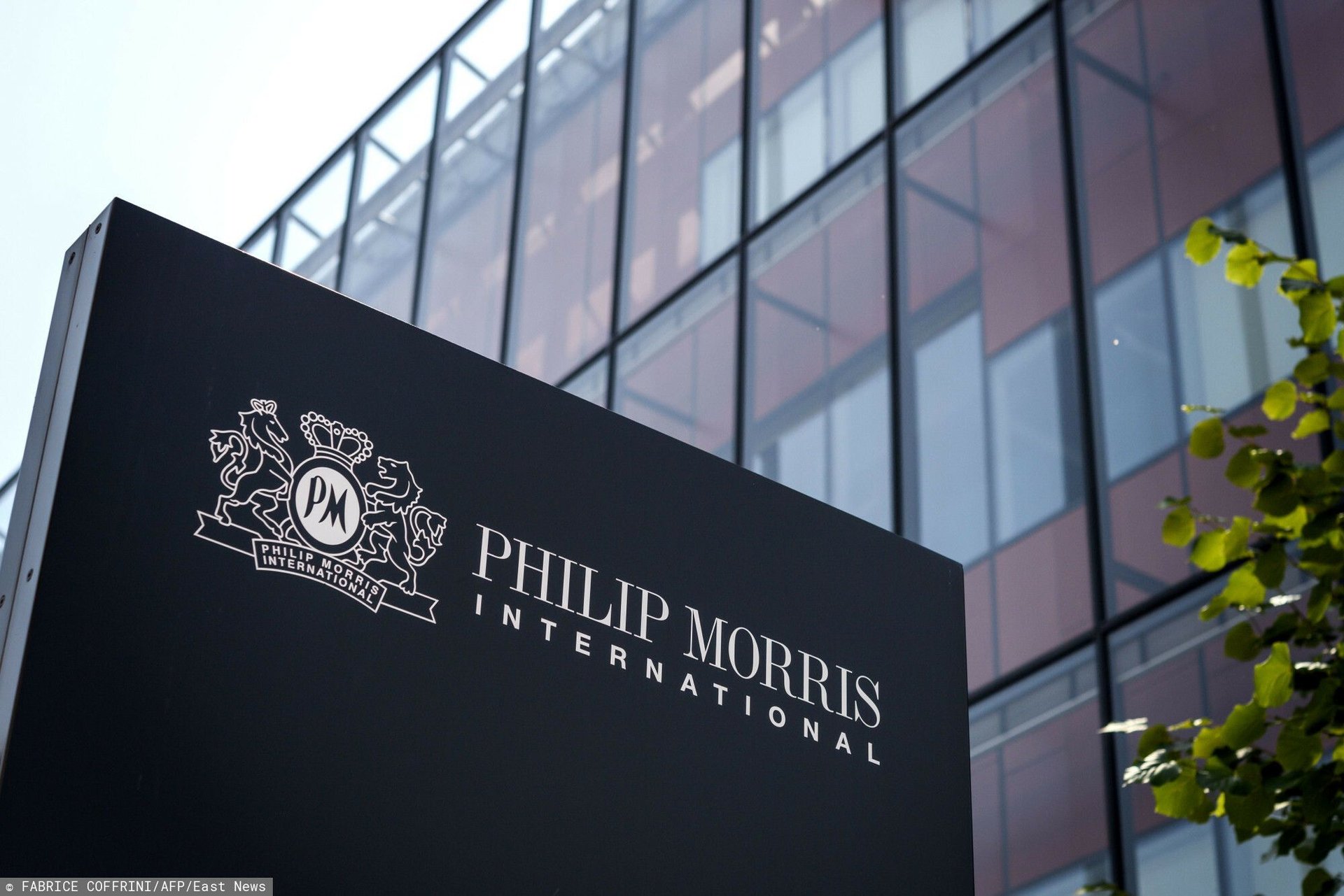 Budynek, logo firmy Philip Morris