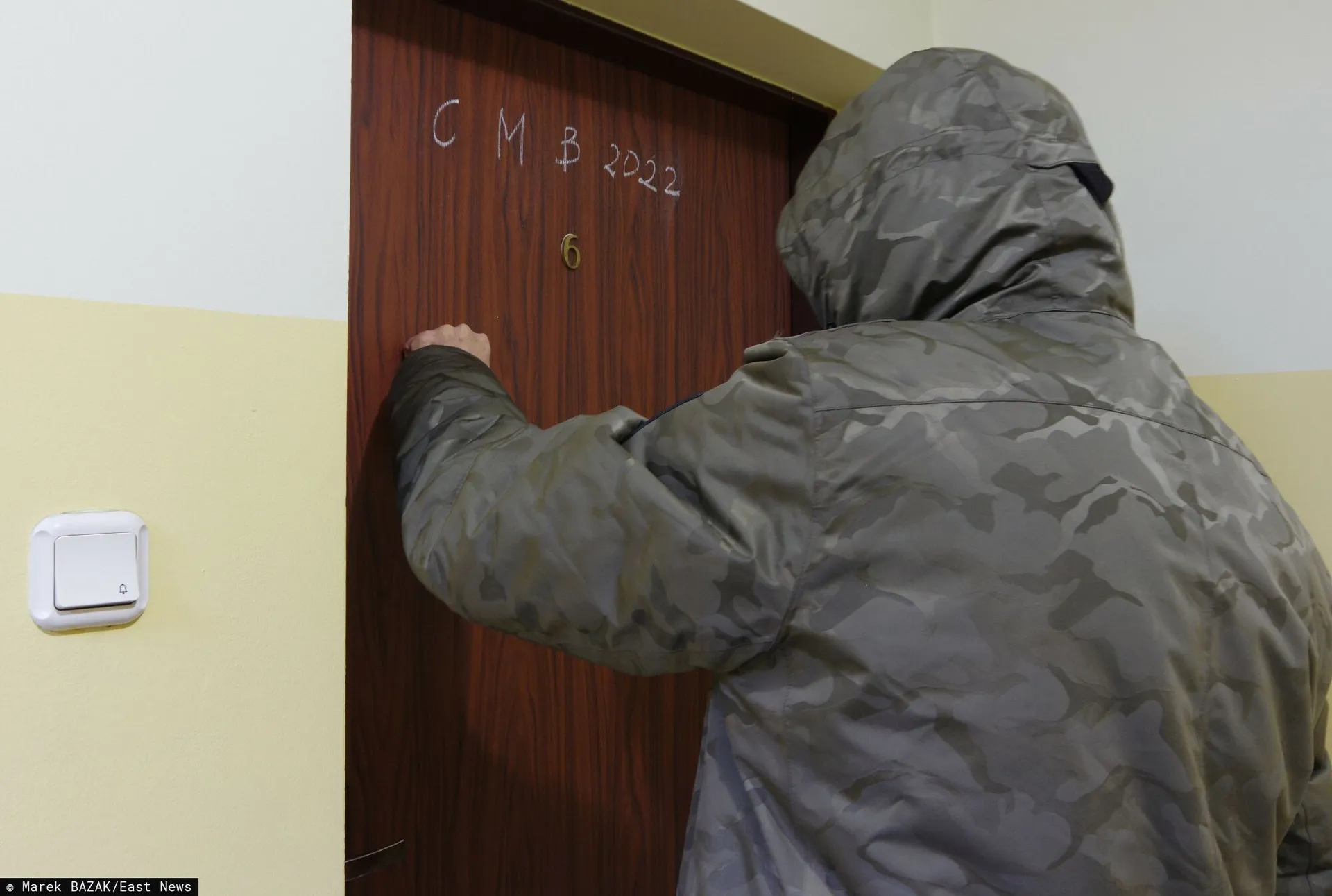 pukanie do drzwi mieszkania