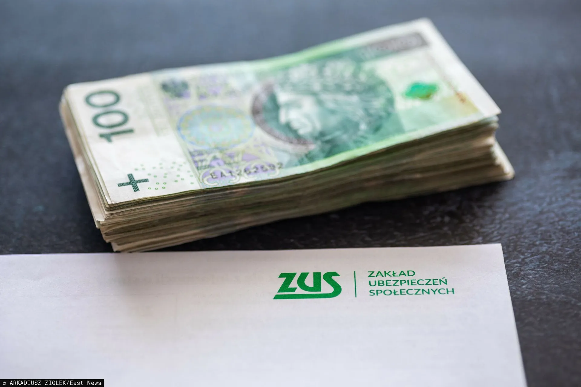 koperta ZUS i pieniądze