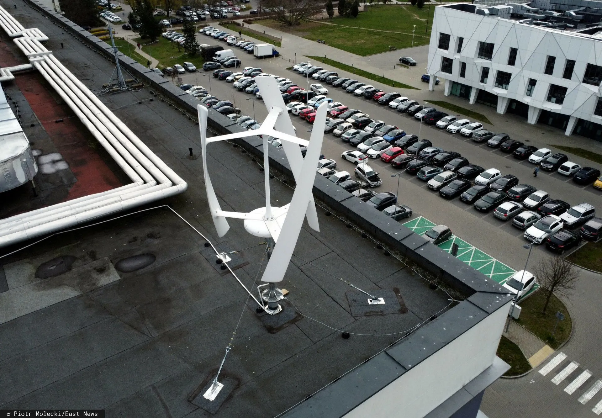 Turbiny wiatrowe na dachu Urzedu Dzielnicy Ursynow