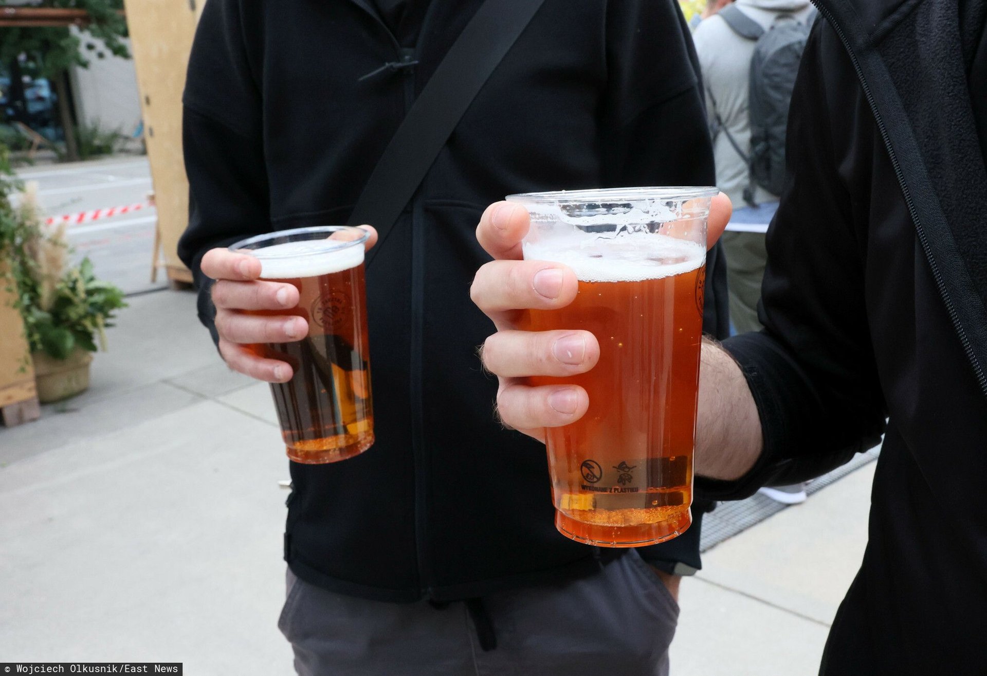 Mężczyźni trzymający piwo 