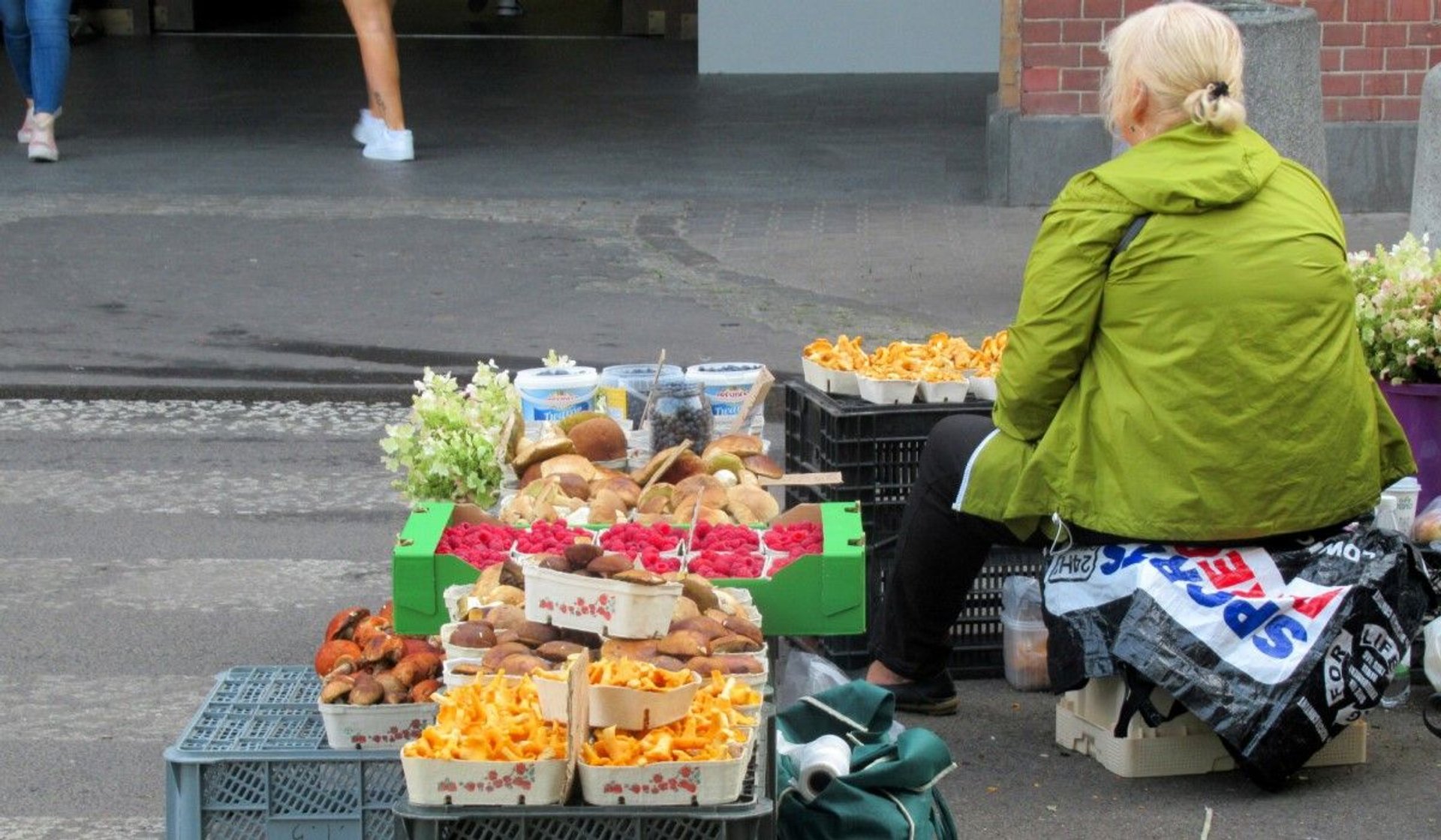 Emerytka sprzedaje na ulicy warzywa