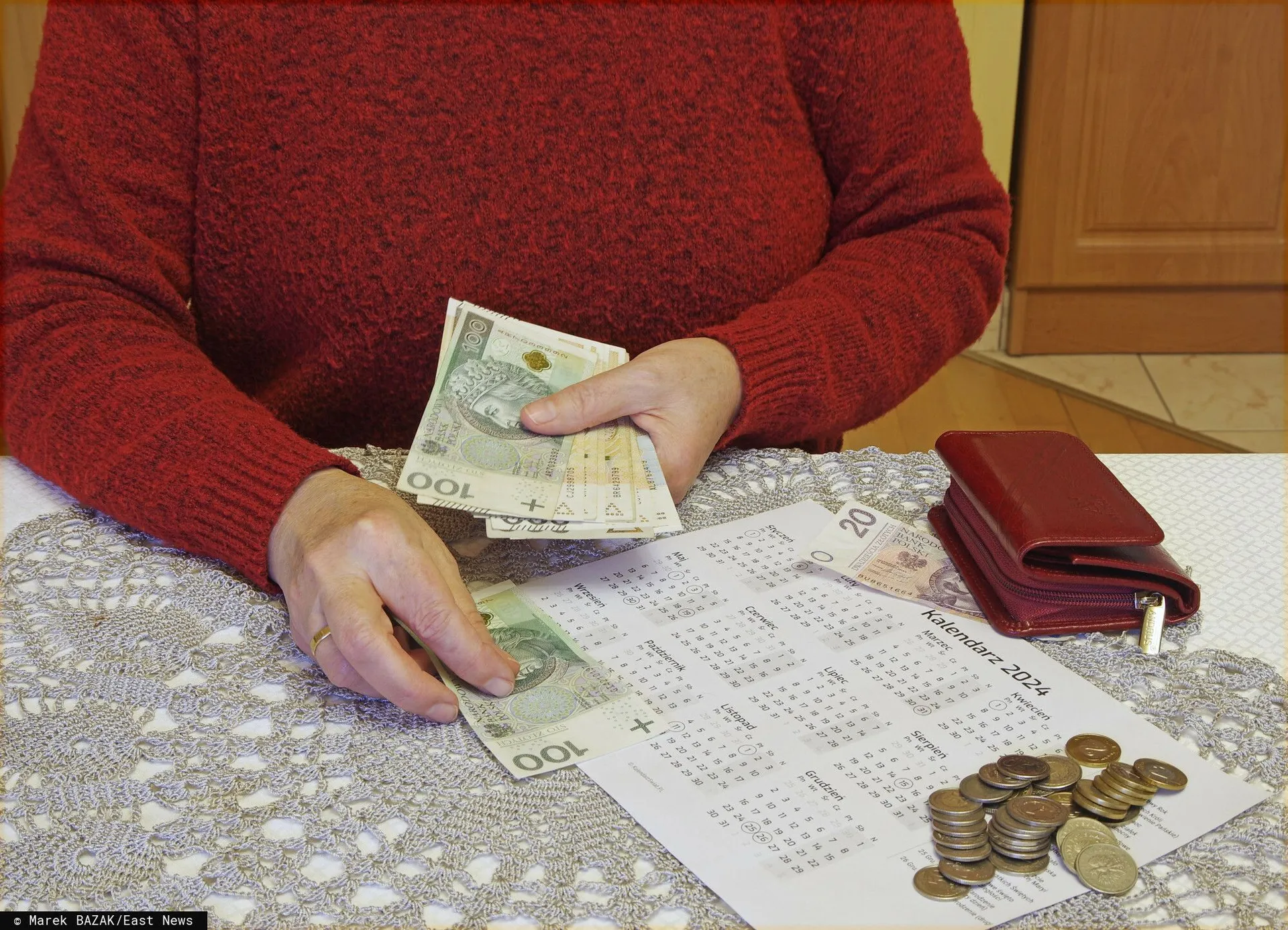ręce pieniądze bankntoy monety kalendarz 2024