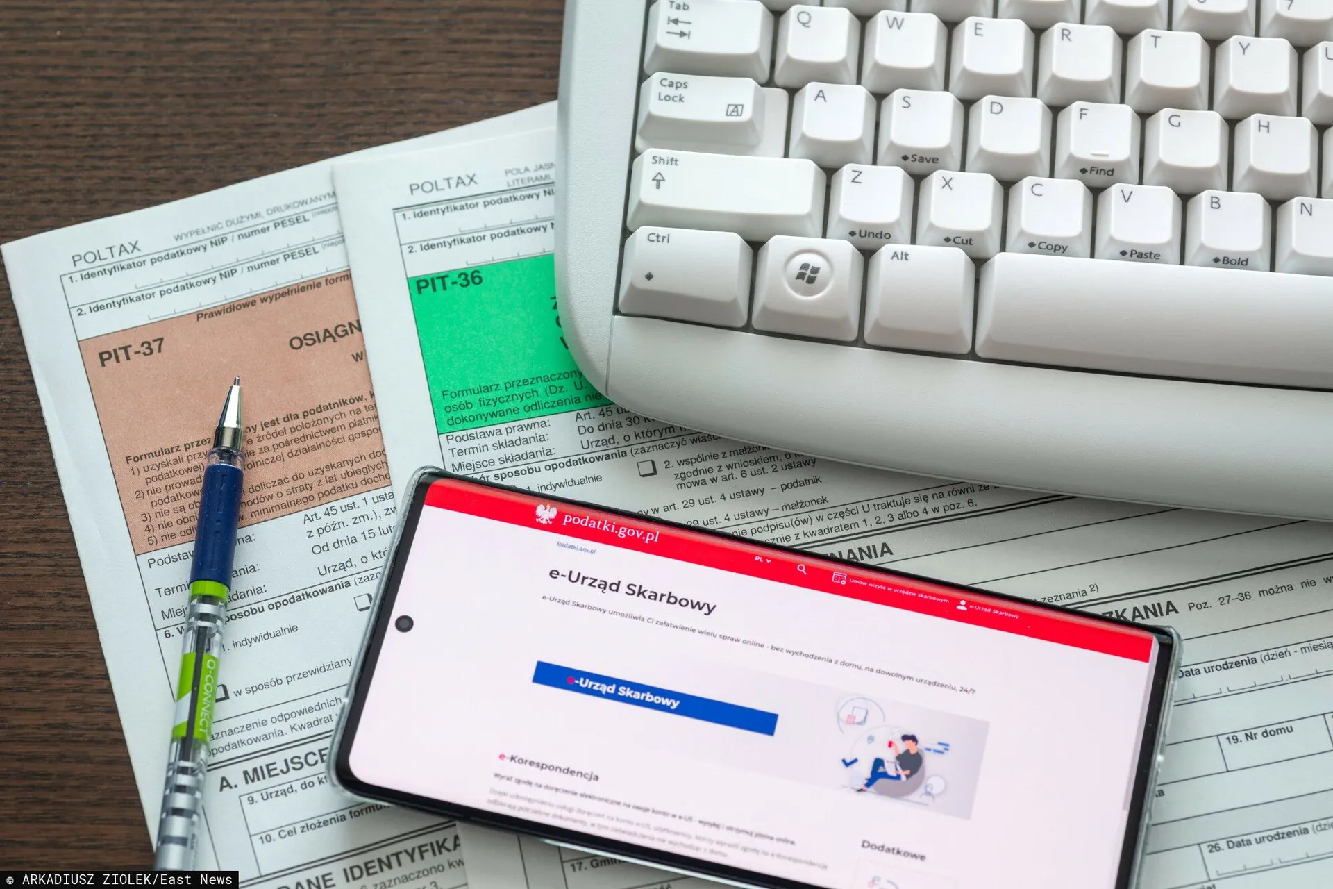 pit dokumenty klawiatura gługopis telefon