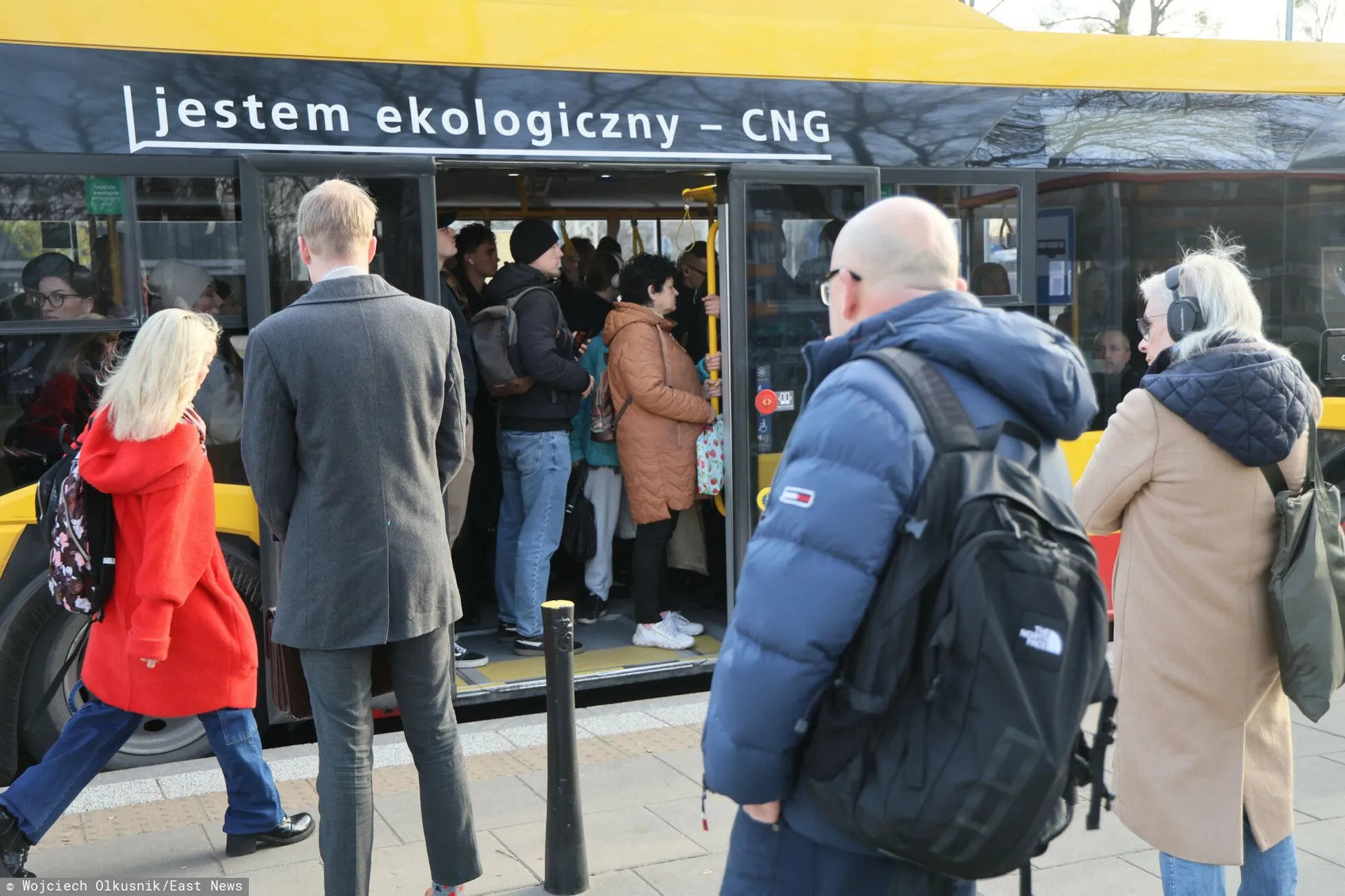 „Nie kładź plecaka na siedzeniu”. Warszawa doprecyzowuje zasady w autobusach i metrze