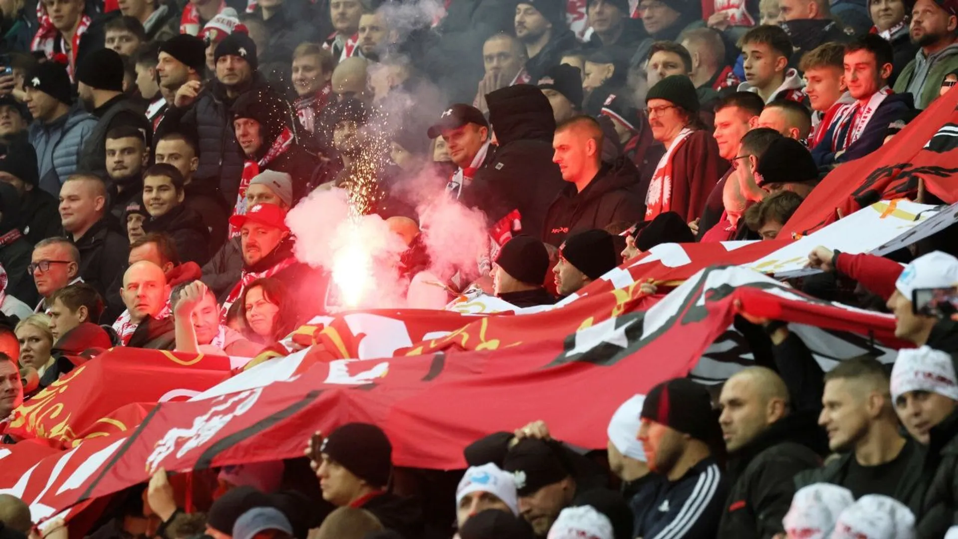 kibice na stadionie narodowym