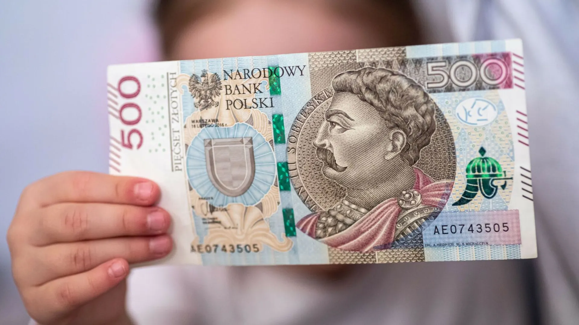 Dziecko z pieniędzmi fot. Arkadiusz Ziolek/ East News