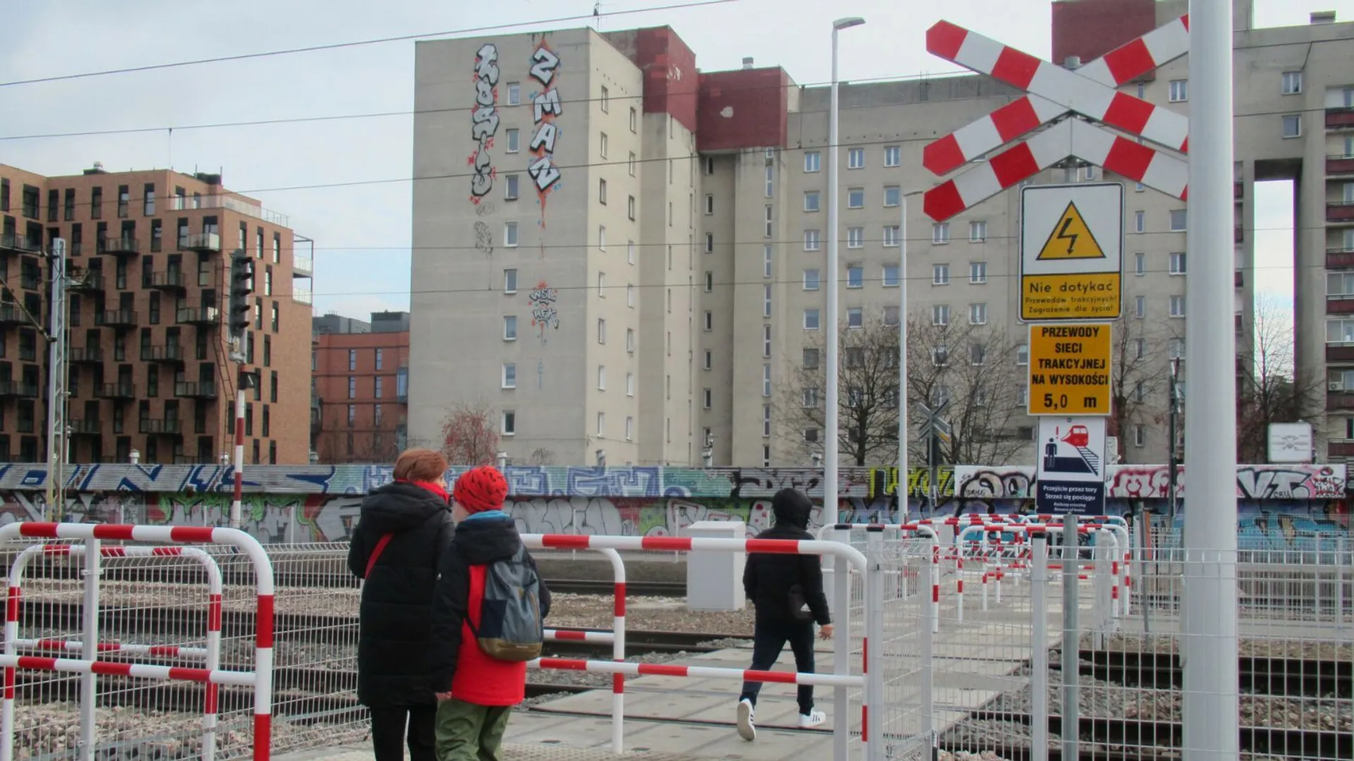 Przejazd kolejowy, bloki, osiedle