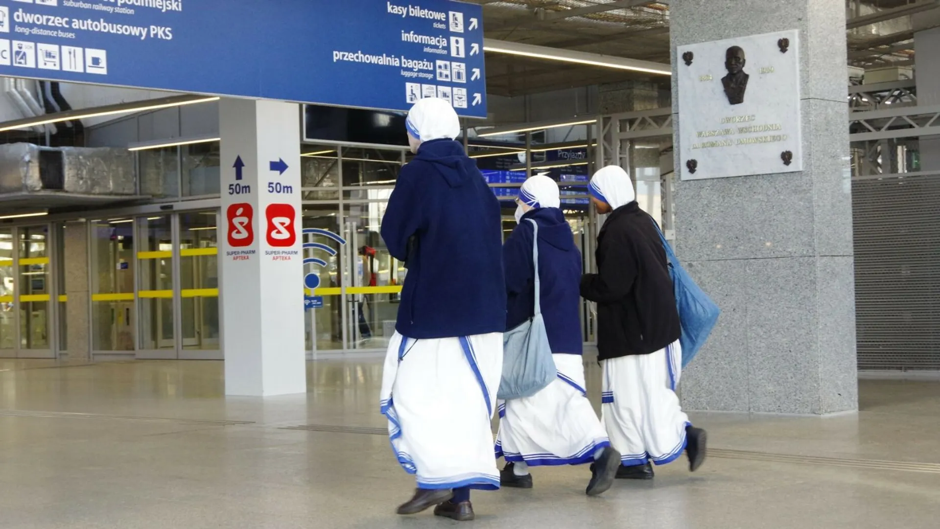 Siostry Zakonne, dworzec