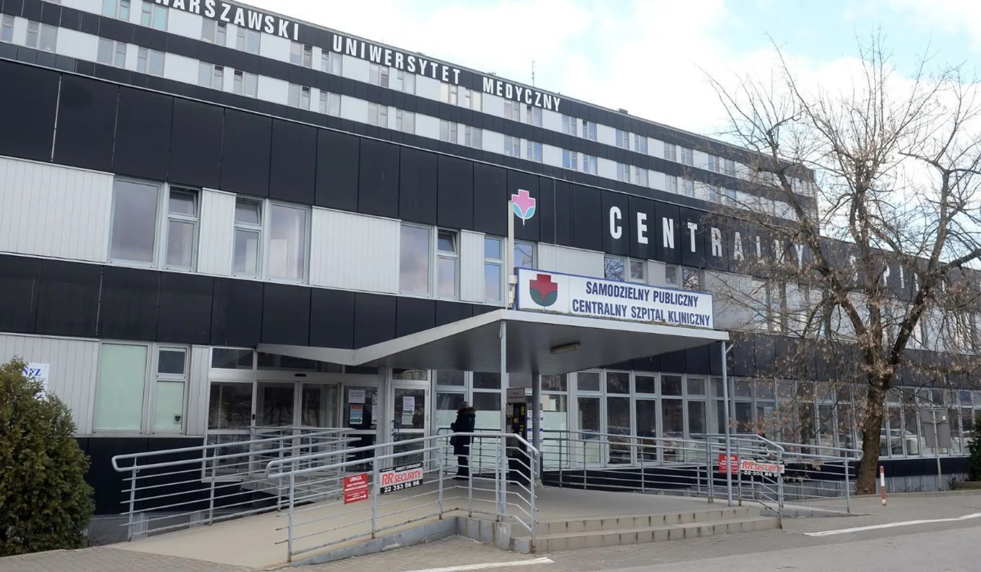 Pacjent skoczył z dachu szpitala