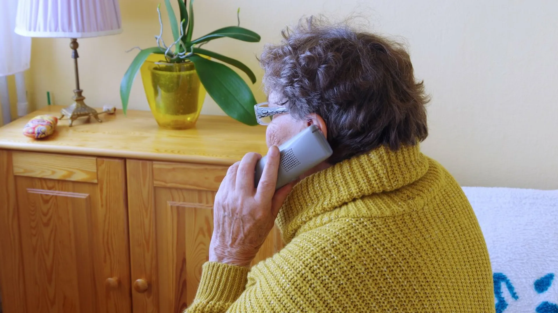 Telefon, seniorka