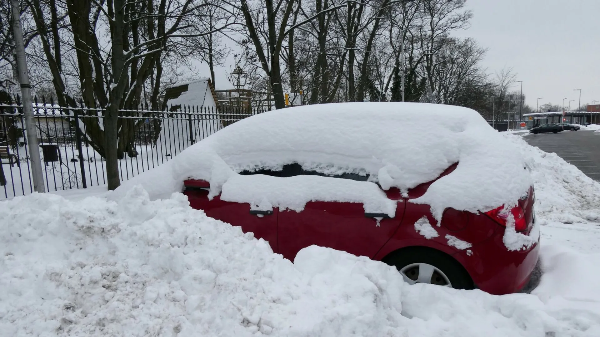 Zasypane auto, śnieg