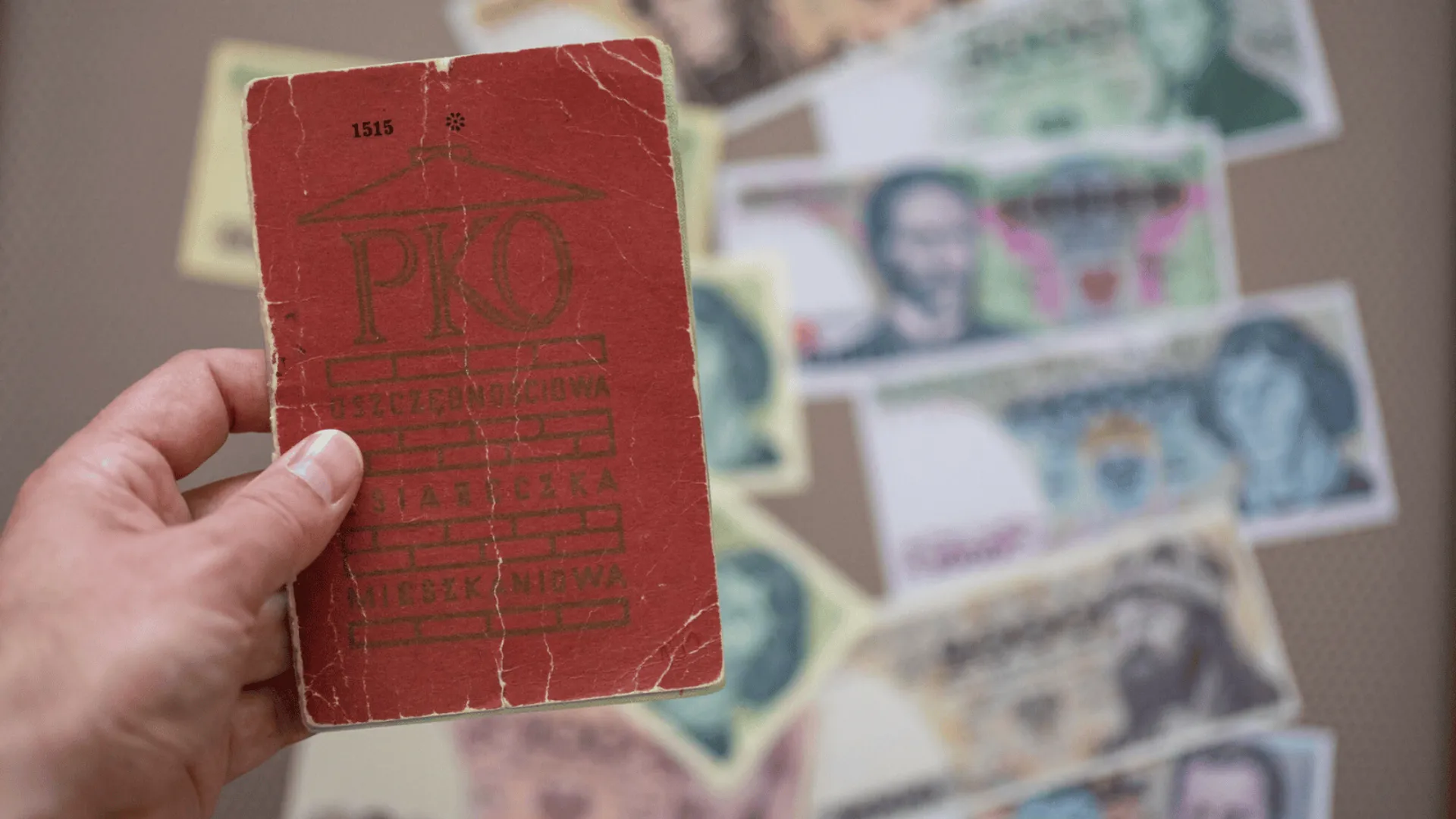 Ksiazeczka mieszkaniowa PKO z lat PRL fot. Arkadiusz Ziolek/East News