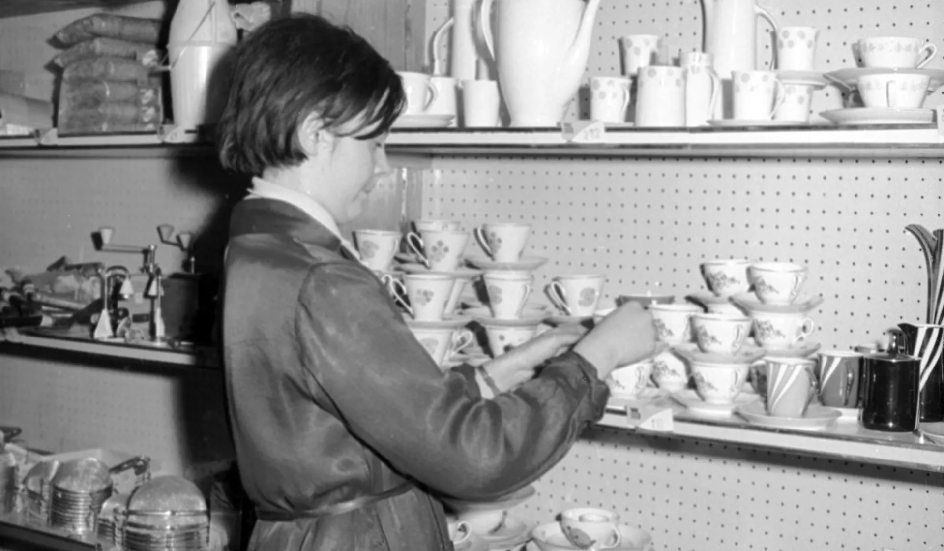  Ekspedientka Barbara Świątkowska przy regale z porcelaną