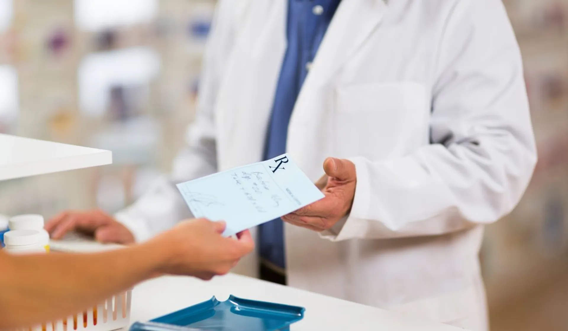 Recepta w aptece, farmaceuta