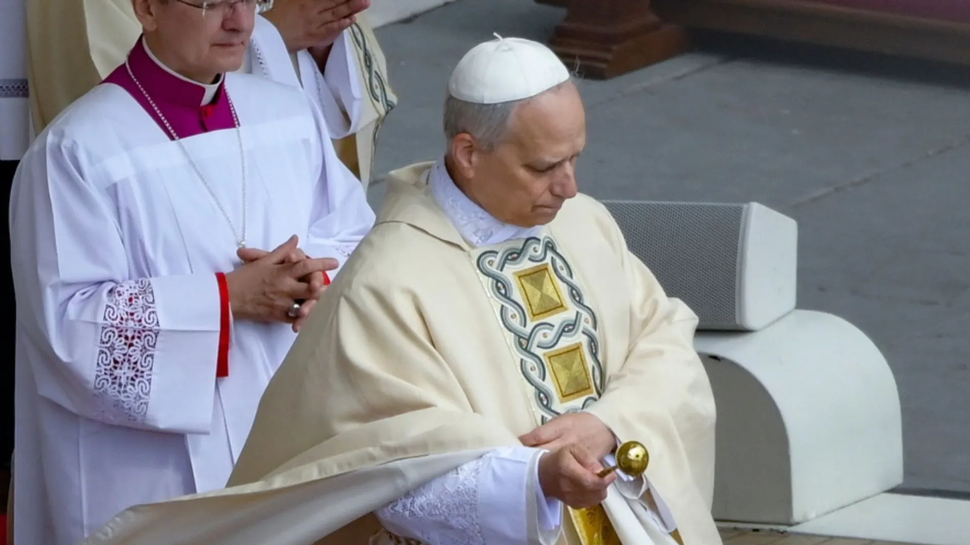 Papież Leon przyłapany przez fotoreporterów w Turcji. Jeden szczegół przyciąga uwagę