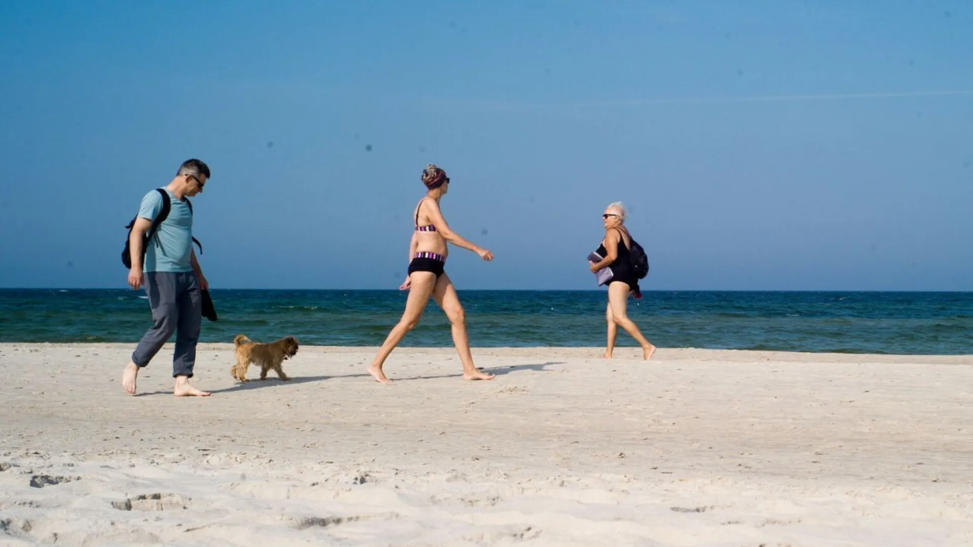 turyści na plaży