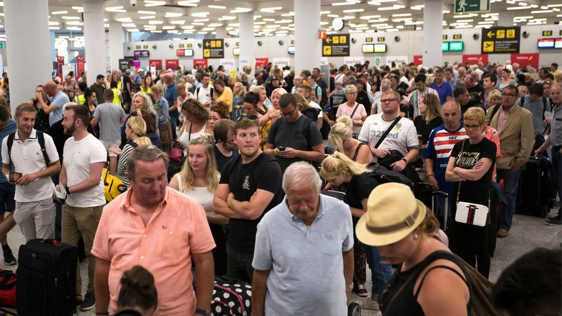 pasażerowie lotnisko 