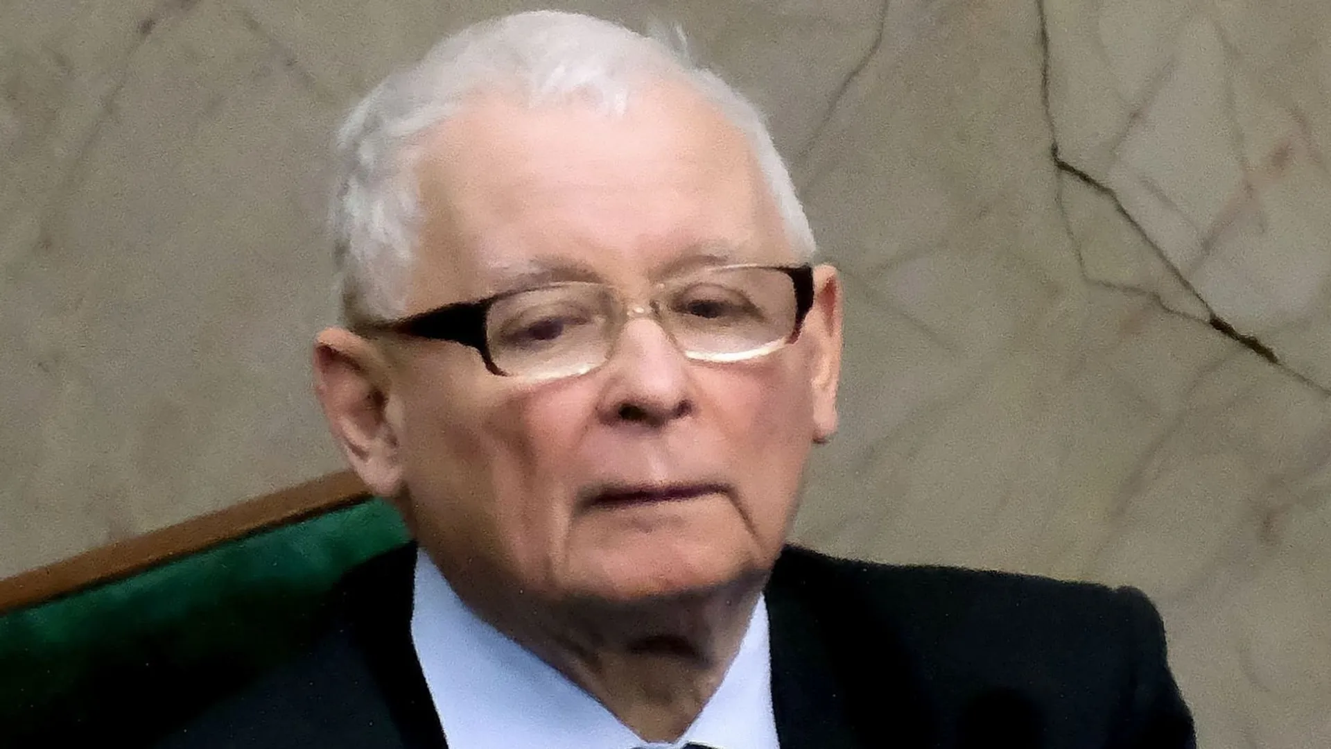 Oto, co dzieje się w domu Kaczyńskiego. Zza ściany dobiegają dziwne odgłosy