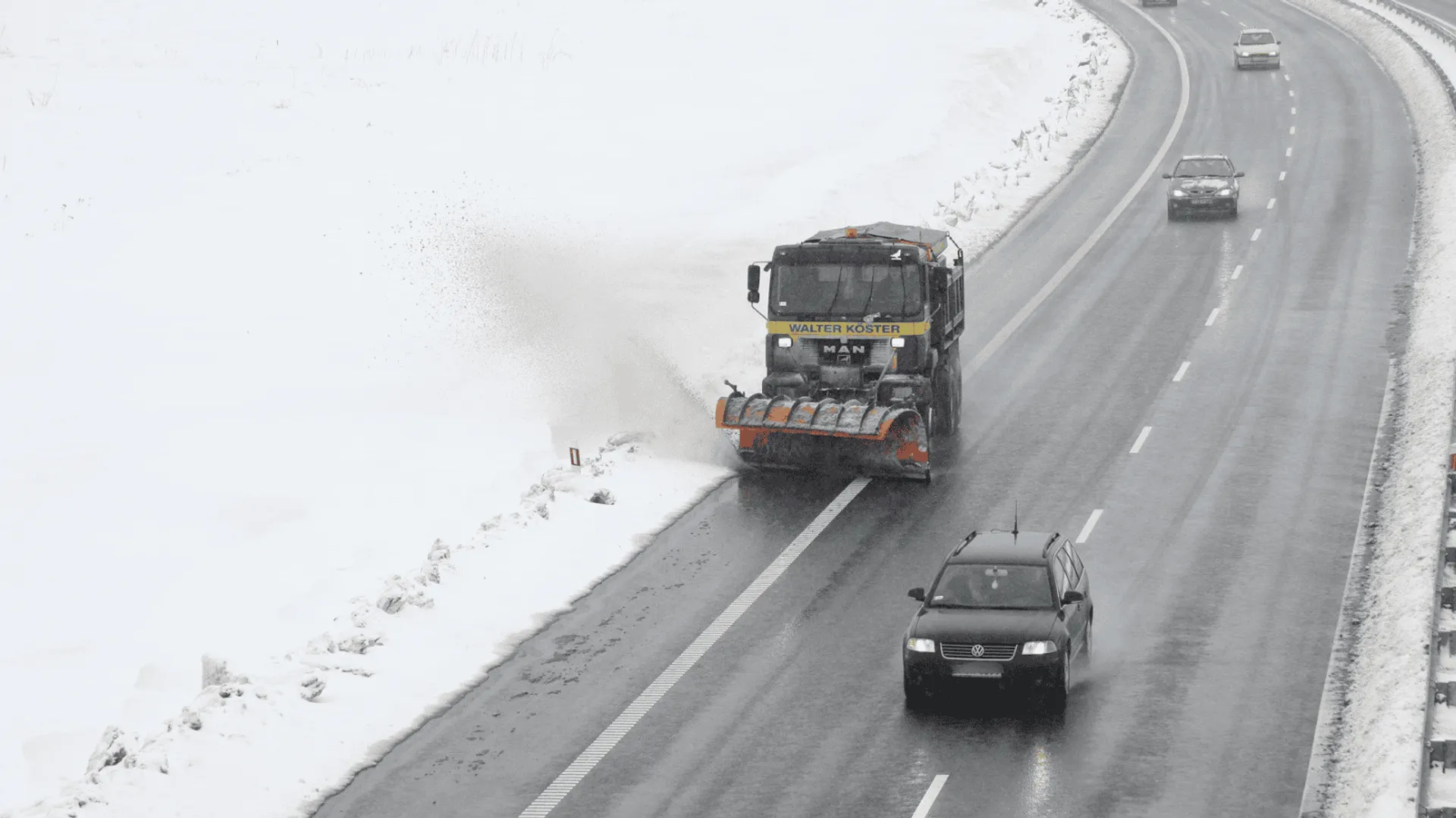 Zima paraliżuje Polskę: Raport o utrudnieniach i działaniach służb