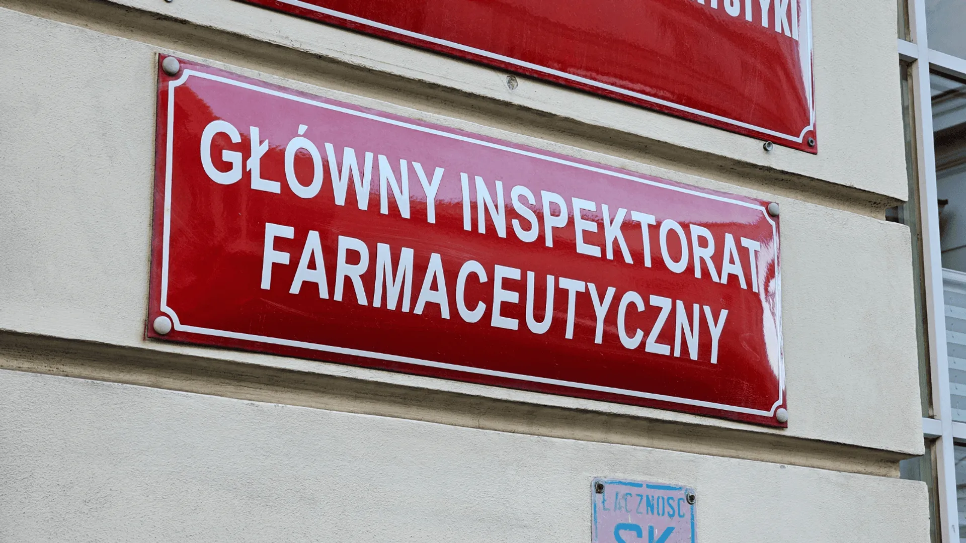 tablica na budynku z napisem Główny Inspektorat Farmaceutyczny
