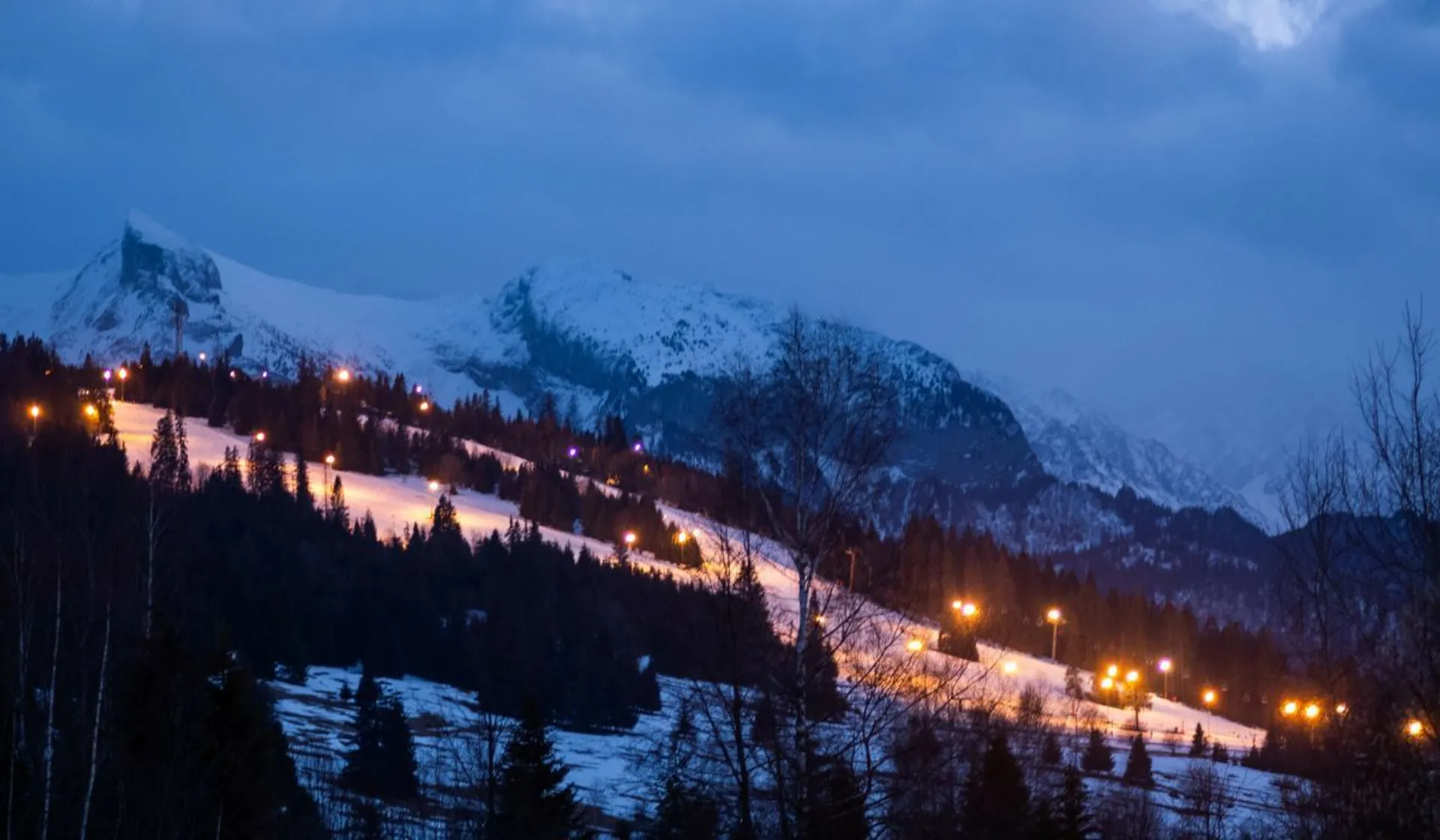 Pochmurne niebo w górach