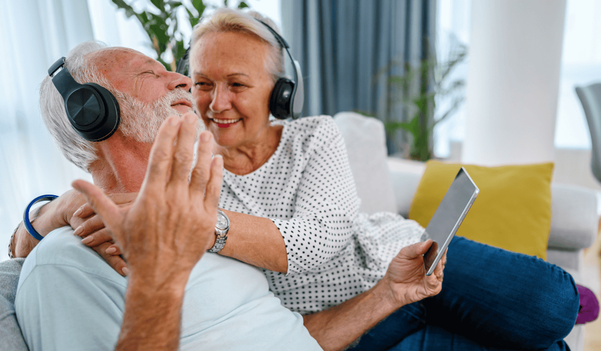 Seniorzy słuchający muzyki