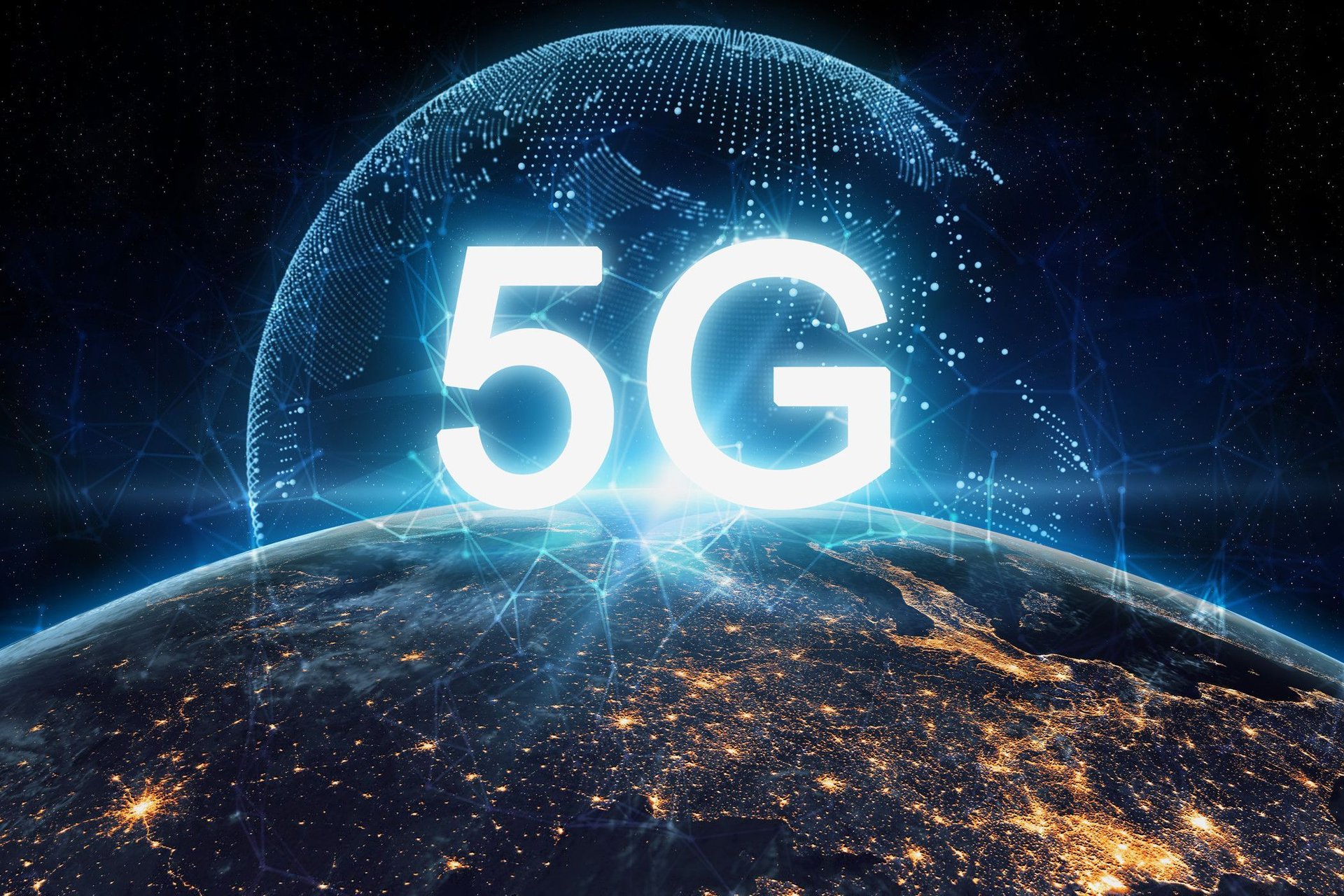 Napis 5G nad Ziemią, w tle połączenia symulujące internet.
