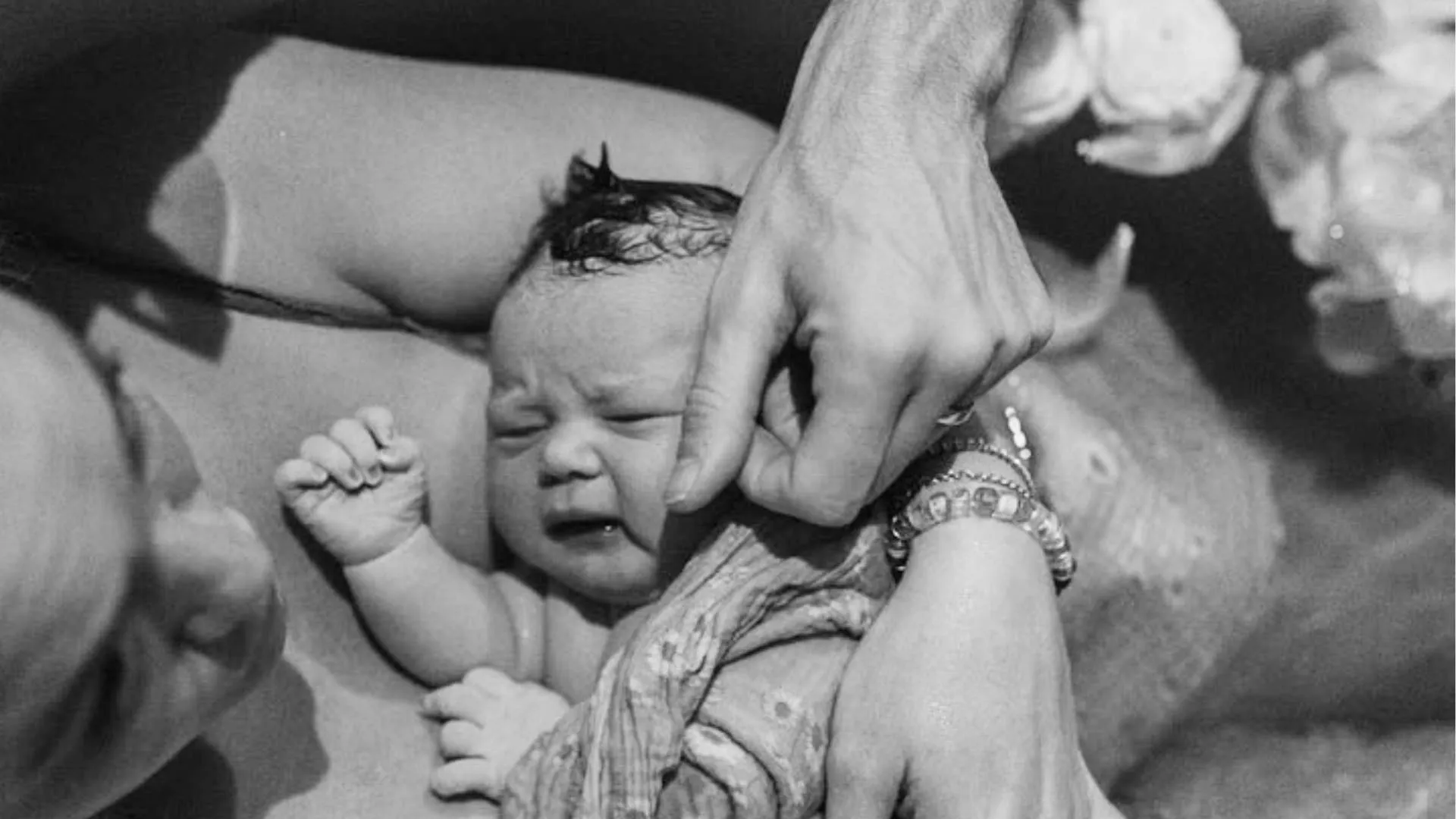 Gwiazda urodziła. Pokazała urocze zdjęcia z porodu w basenie