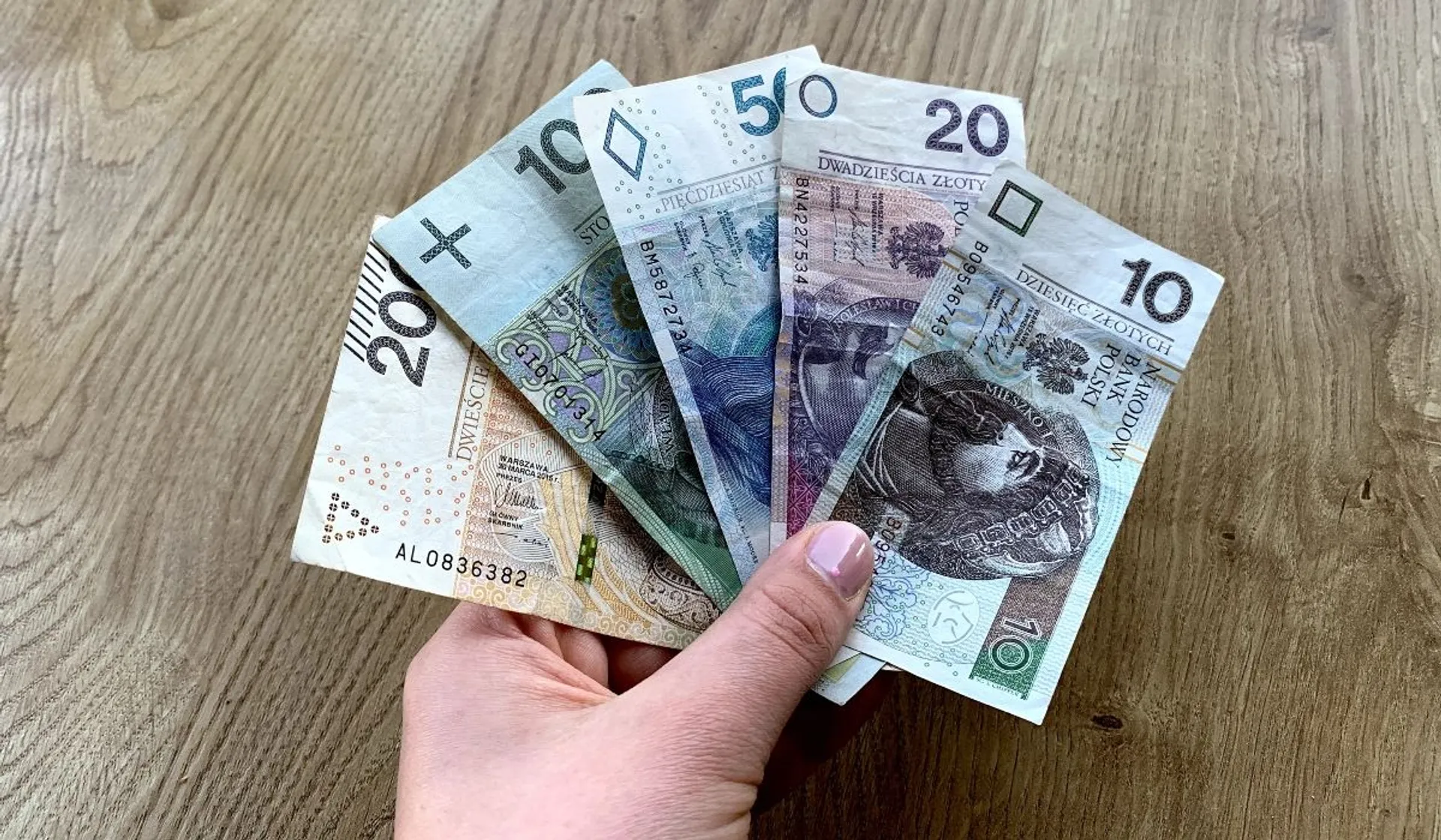 trzymający banknoty