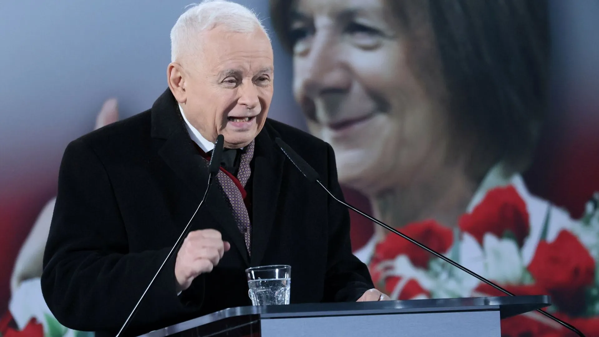 Obchody 16. rocznicy katastrofy pod Smolenskiem. Wieczorna msza swieta w Bazylice Archikatedralnej sw. Jana Chrzciciela, Marsz Pamieci oraz wystapienie prezesa PiS Jaroslawa Kaczynskiego przed Palacem Prezydenckim.