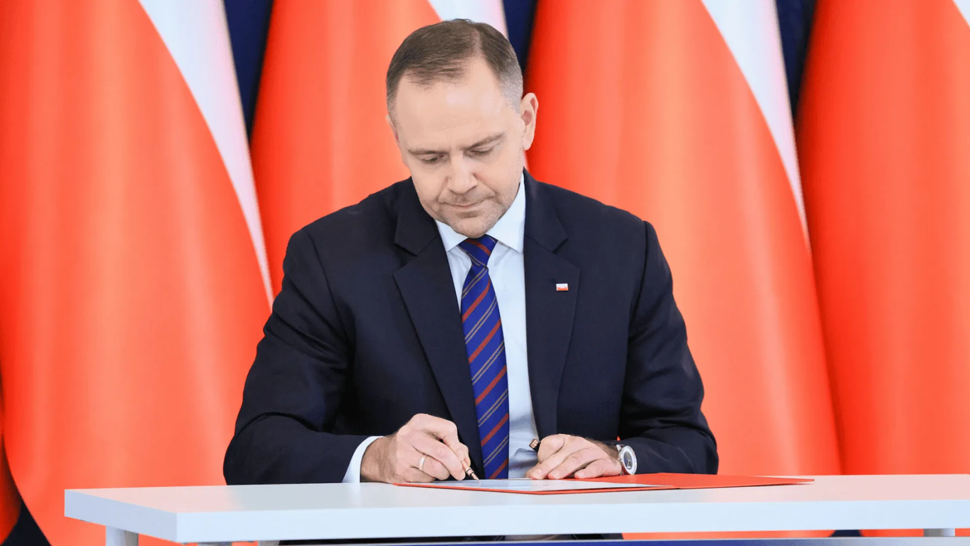 Karol Nawrocki składa podpis