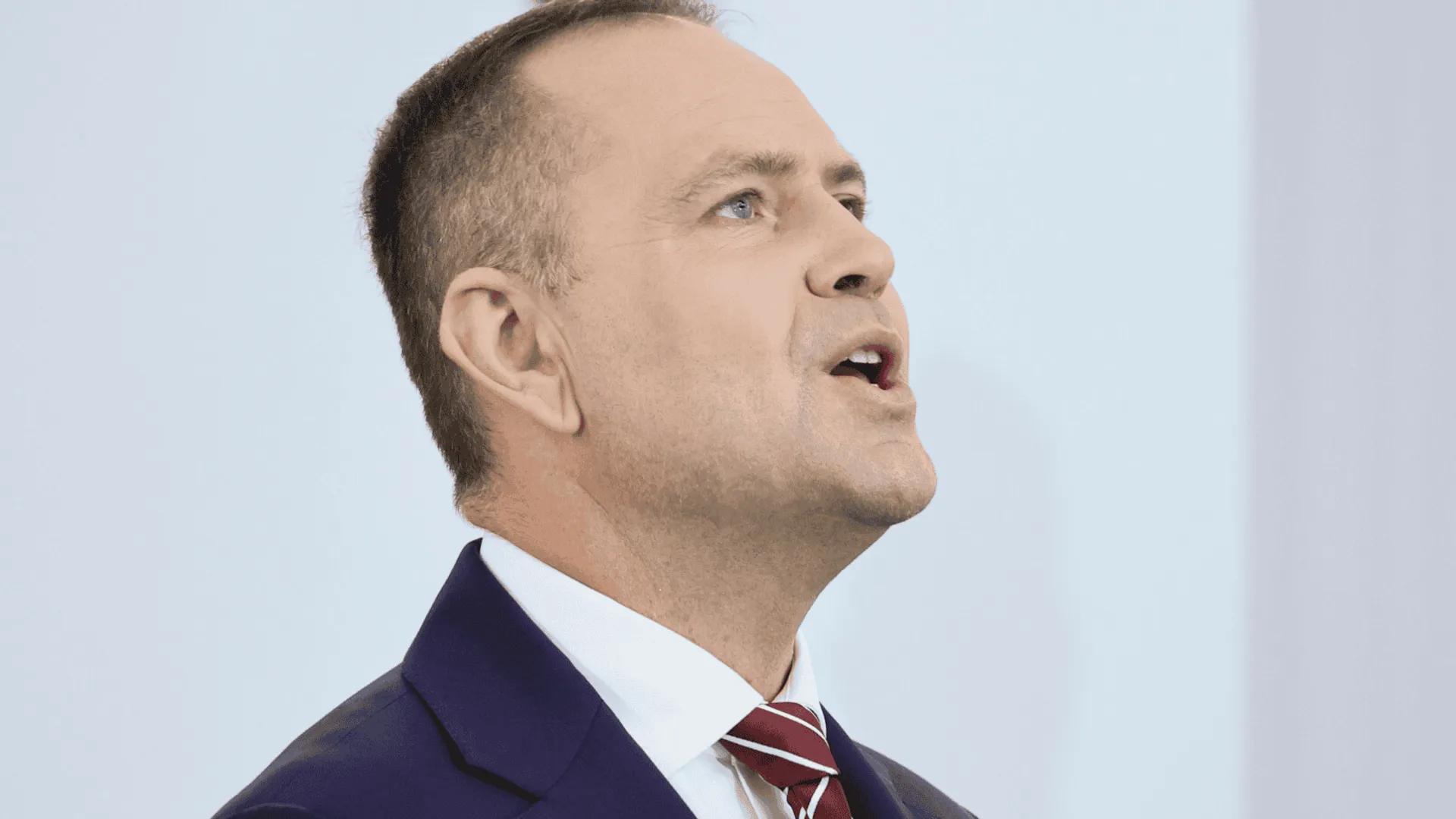 Karol Nawrocki z otwartymi ustami