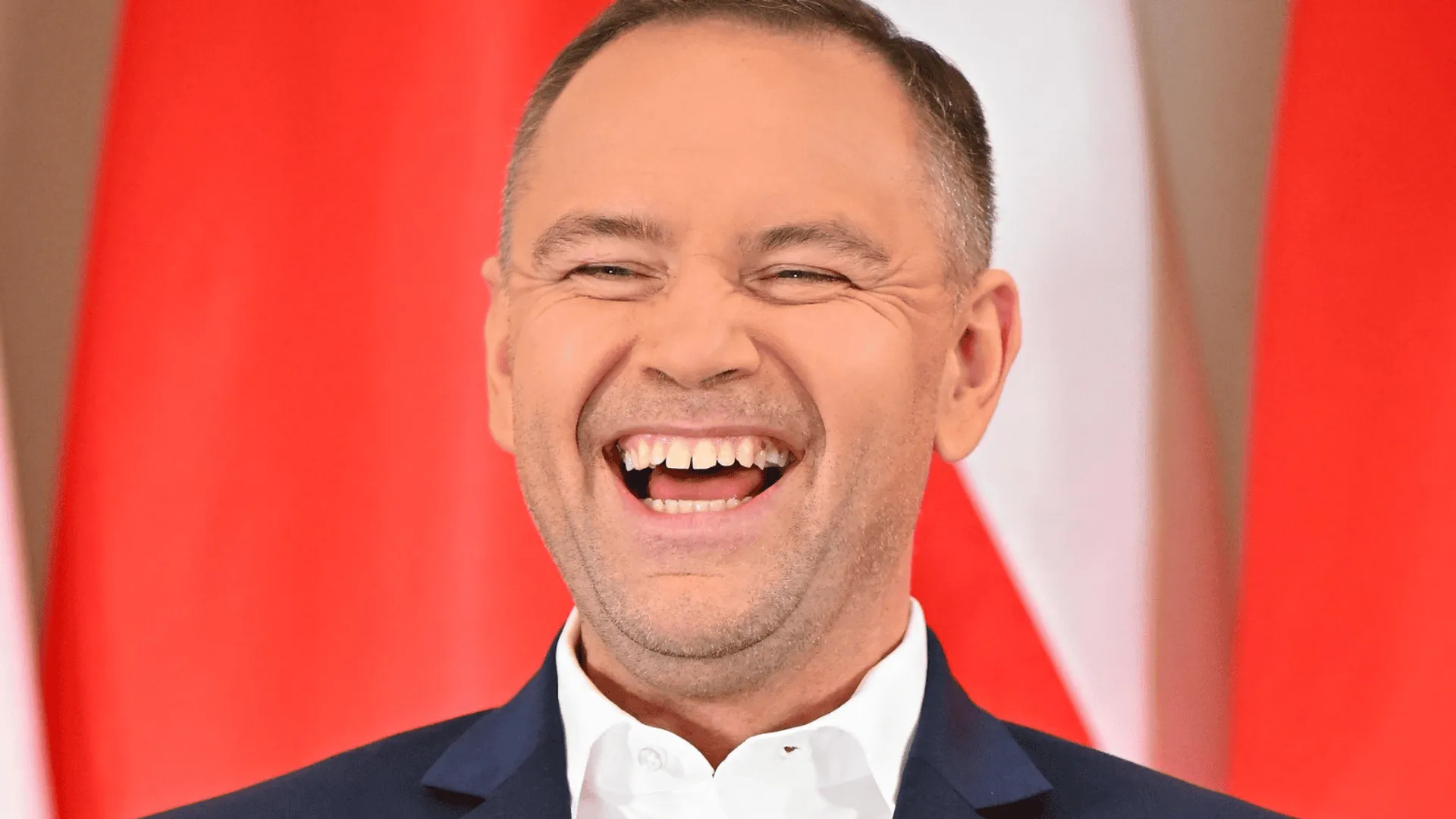 Karol Nawrocki z szerokim uśmiechem