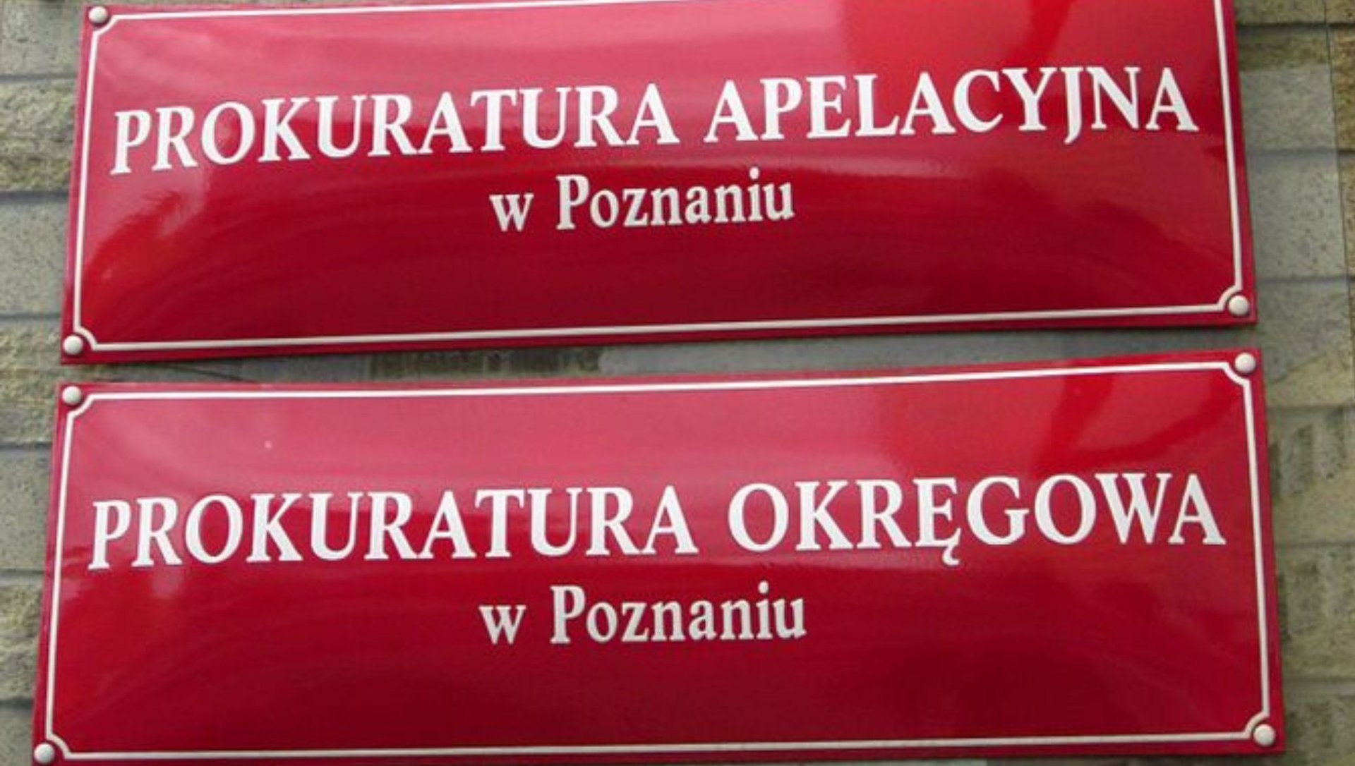 Tablice na budynku prokuratury w Poznaniu