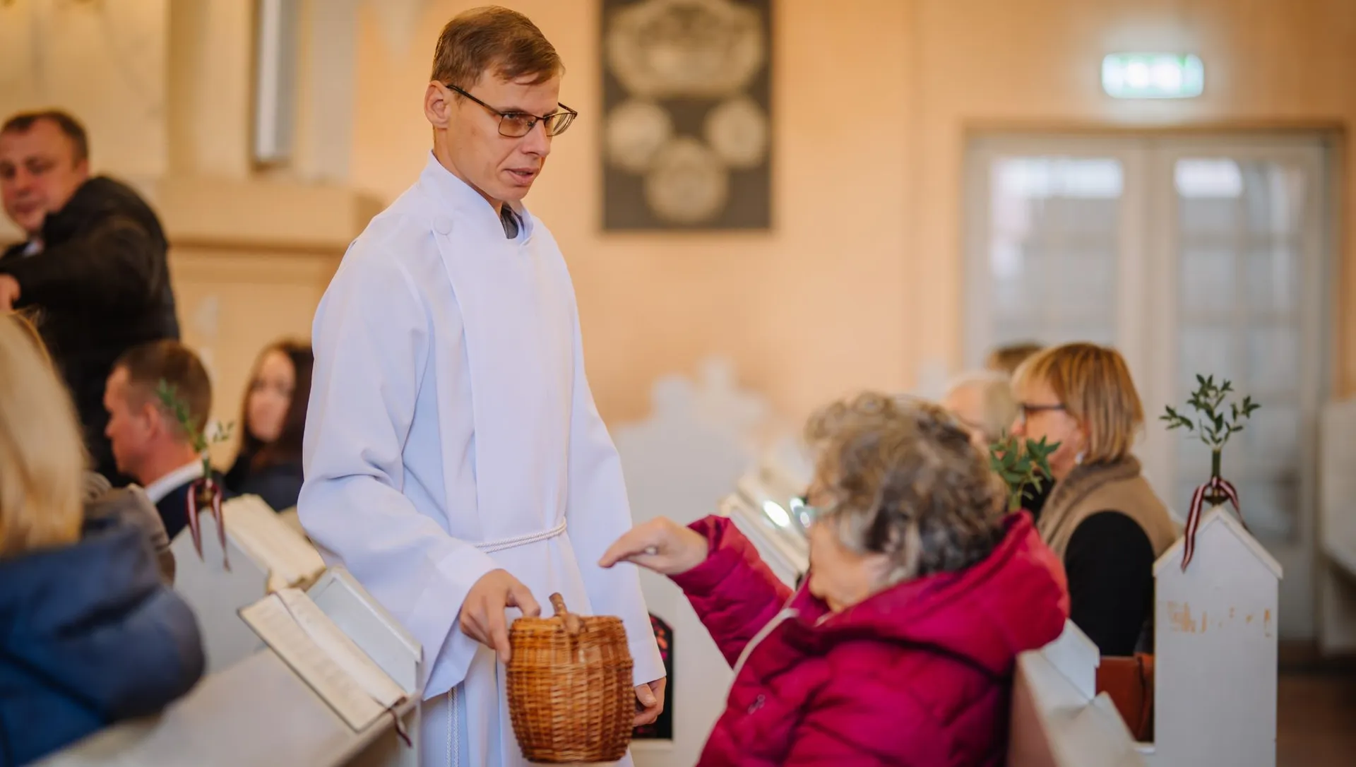 Zbieranie tacy w kościele