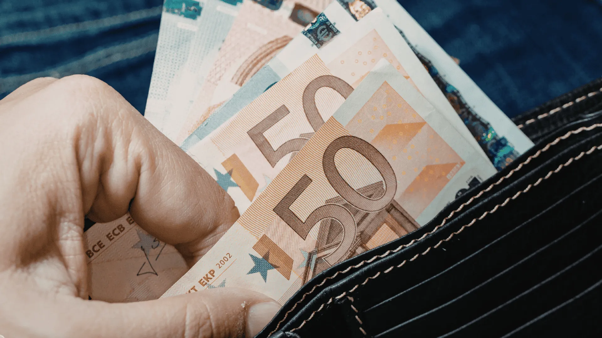 Kiedy najlepiej wymienić euro przed majówką? fot. Canva Pro