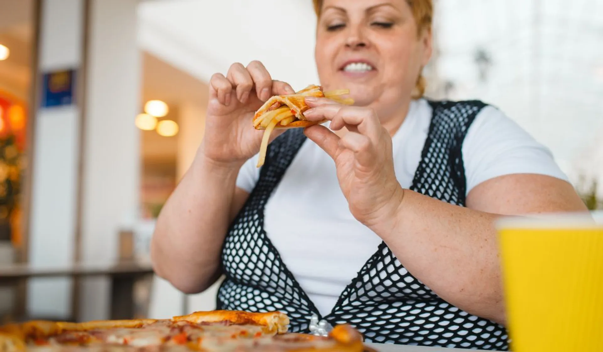 Kobieta je pizzę