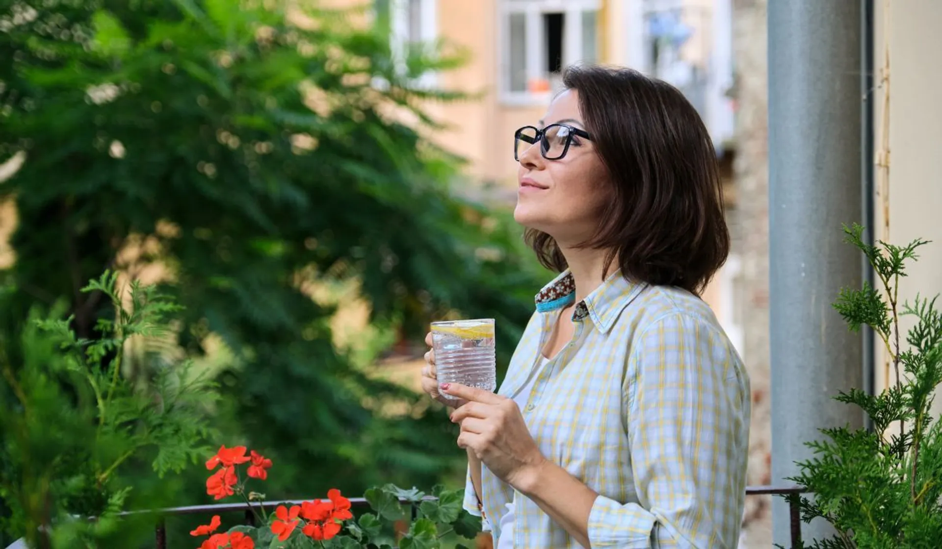Kobieta poje napar