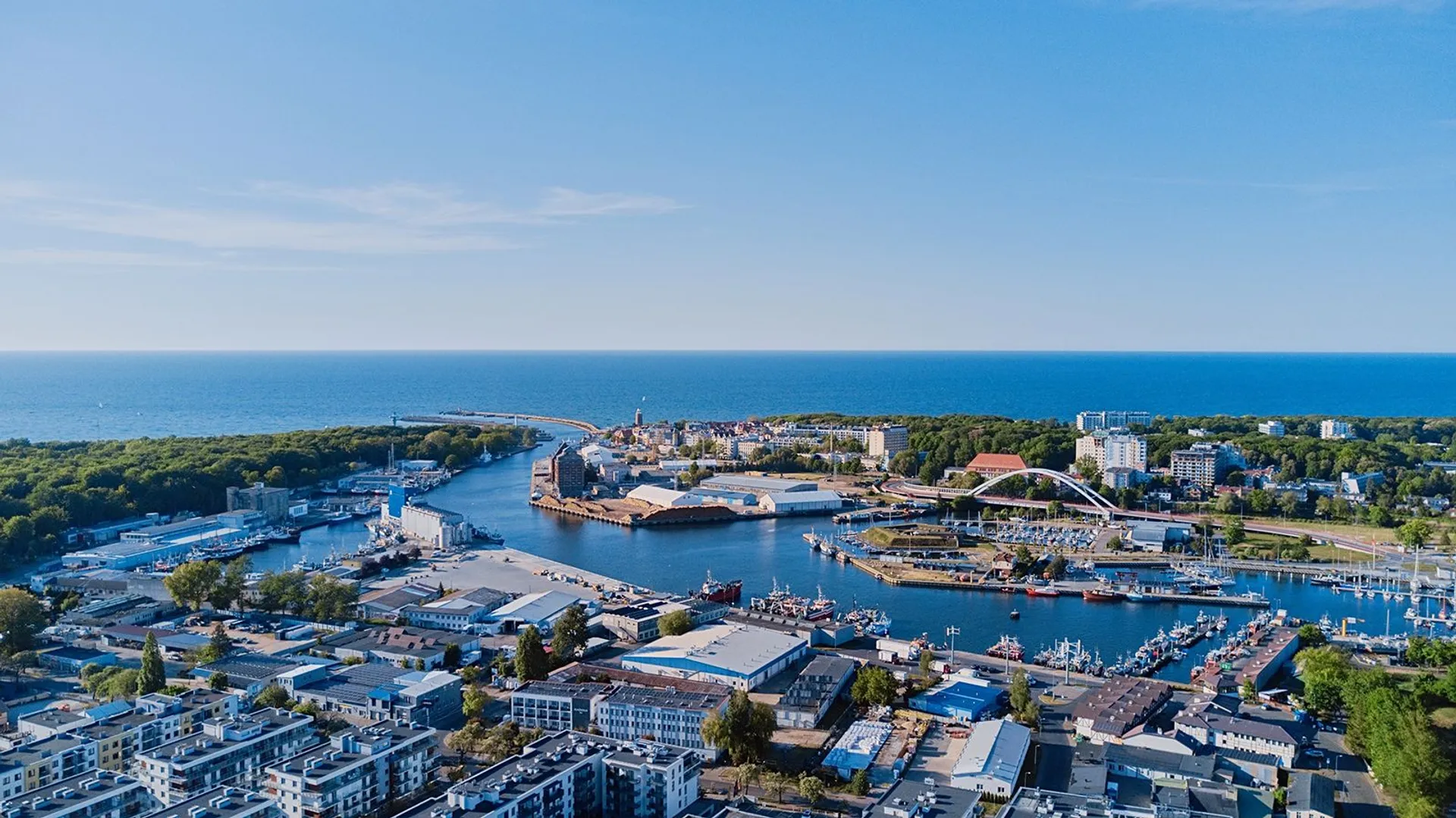 Słoneczny dzień w Kołobrzegu. Widok z lotu ptaka na marinę w Kołobrzegu, w Polsce.