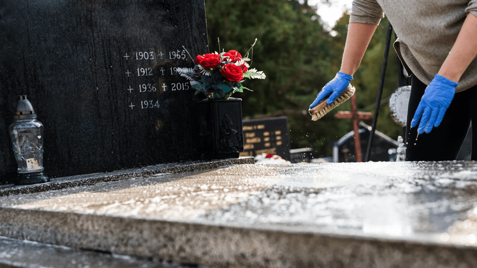 Jak usunąć wosk z pomnika? Prosty preparat z apteki