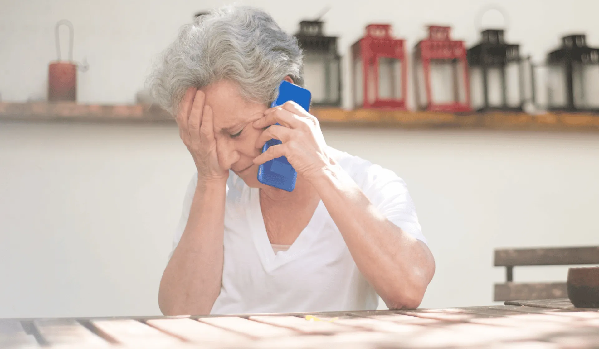 Kobieta rozmawia przez telefon