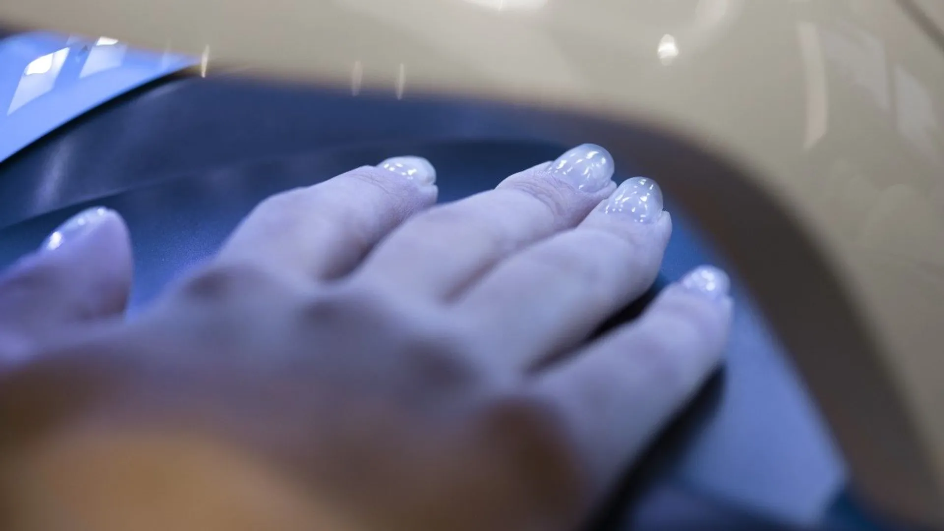 Manicure hybrydowy: popularny wybór, realne ryzyka i bezpieczne praktyki